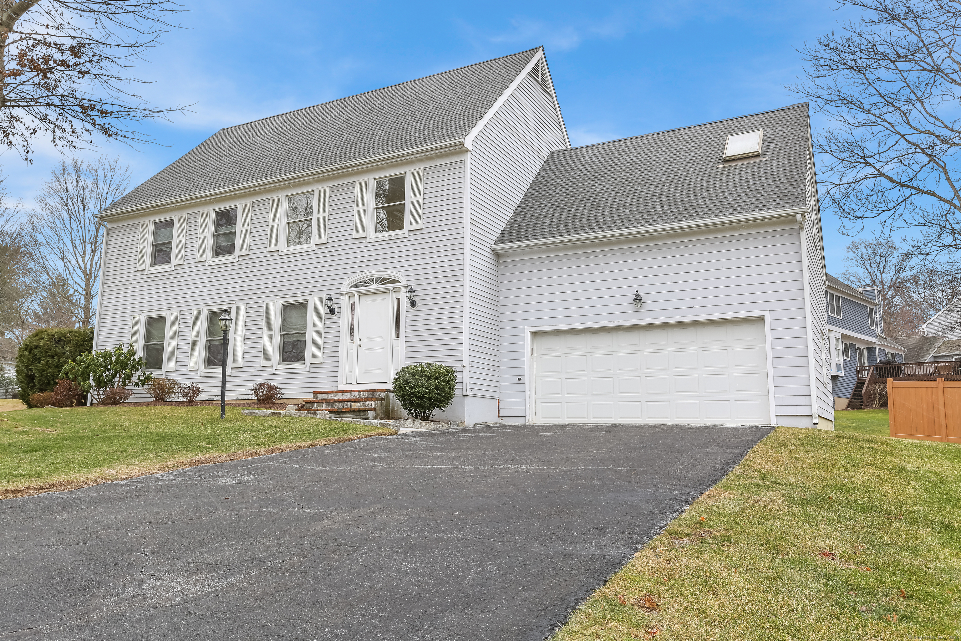 Fieldstone Road, Stamford, Connecticut - 3 Bedrooms  
3 Bathrooms  
7 Rooms - 