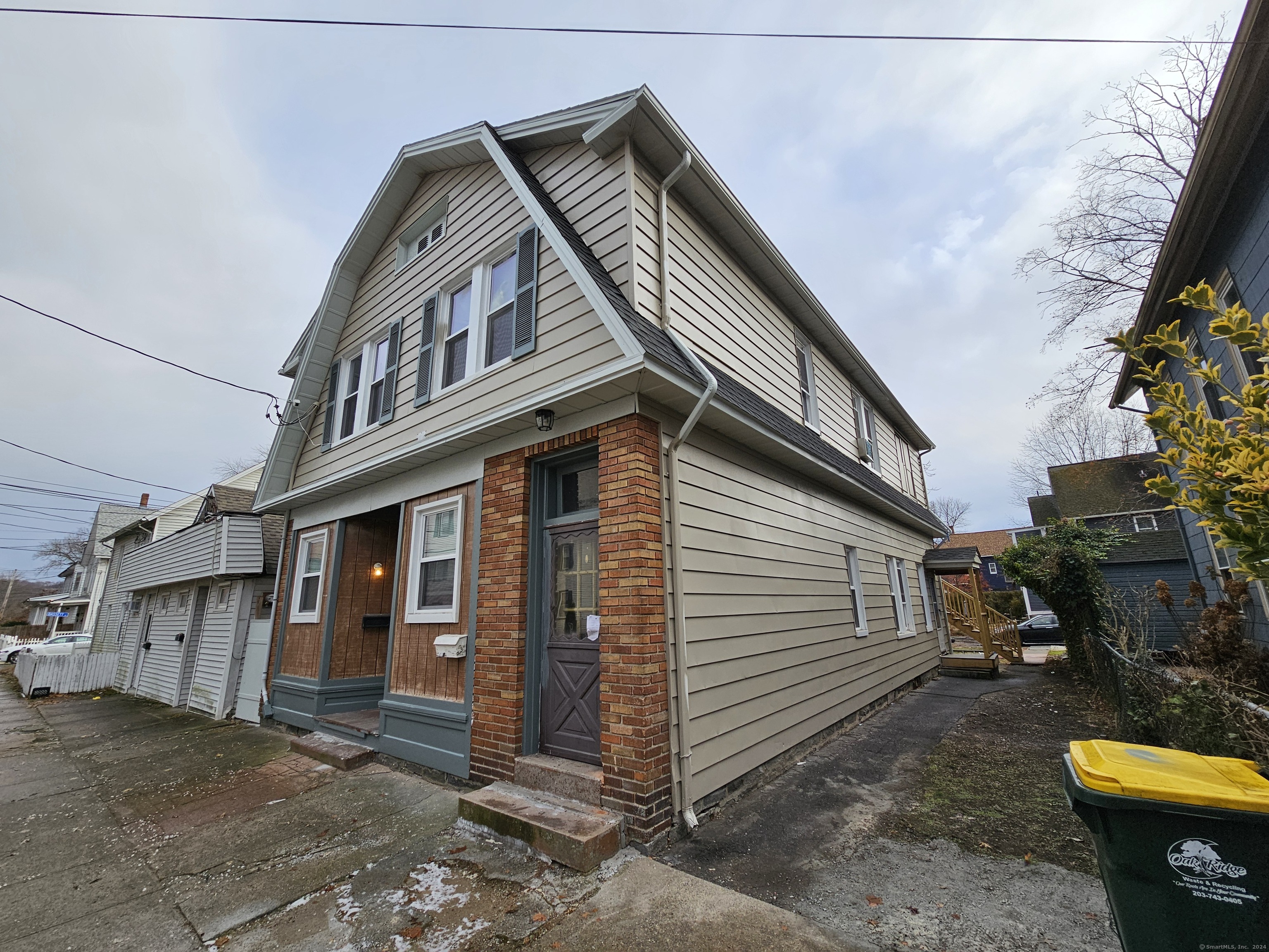 Property for Sale at 31 Crescent Street 1, Ansonia, Connecticut - Bedrooms: 3 
Bathrooms: 2 
Rooms: 4  - $2,000