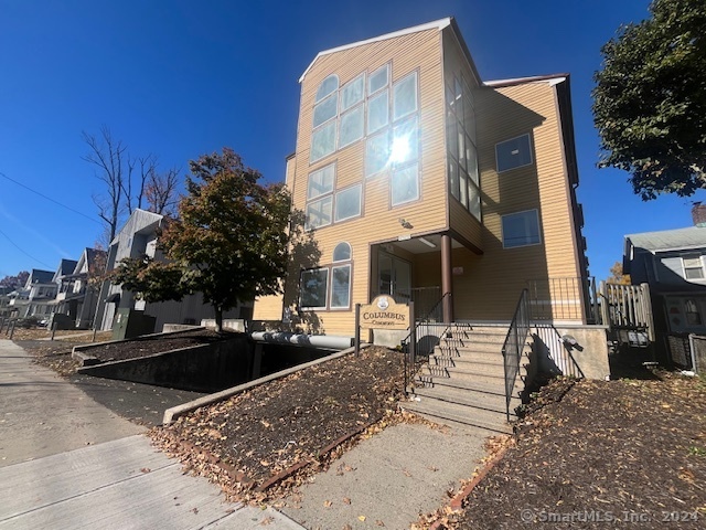 1492 North Avenue Apt 201, Bridgeport, Connecticut - 2 Bedrooms  
2 Bathrooms  
4 Rooms - 