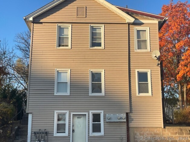 427 Myrtle Street, New Britain, Connecticut - 3 Bedrooms  
2 Bathrooms  
9 Rooms - 