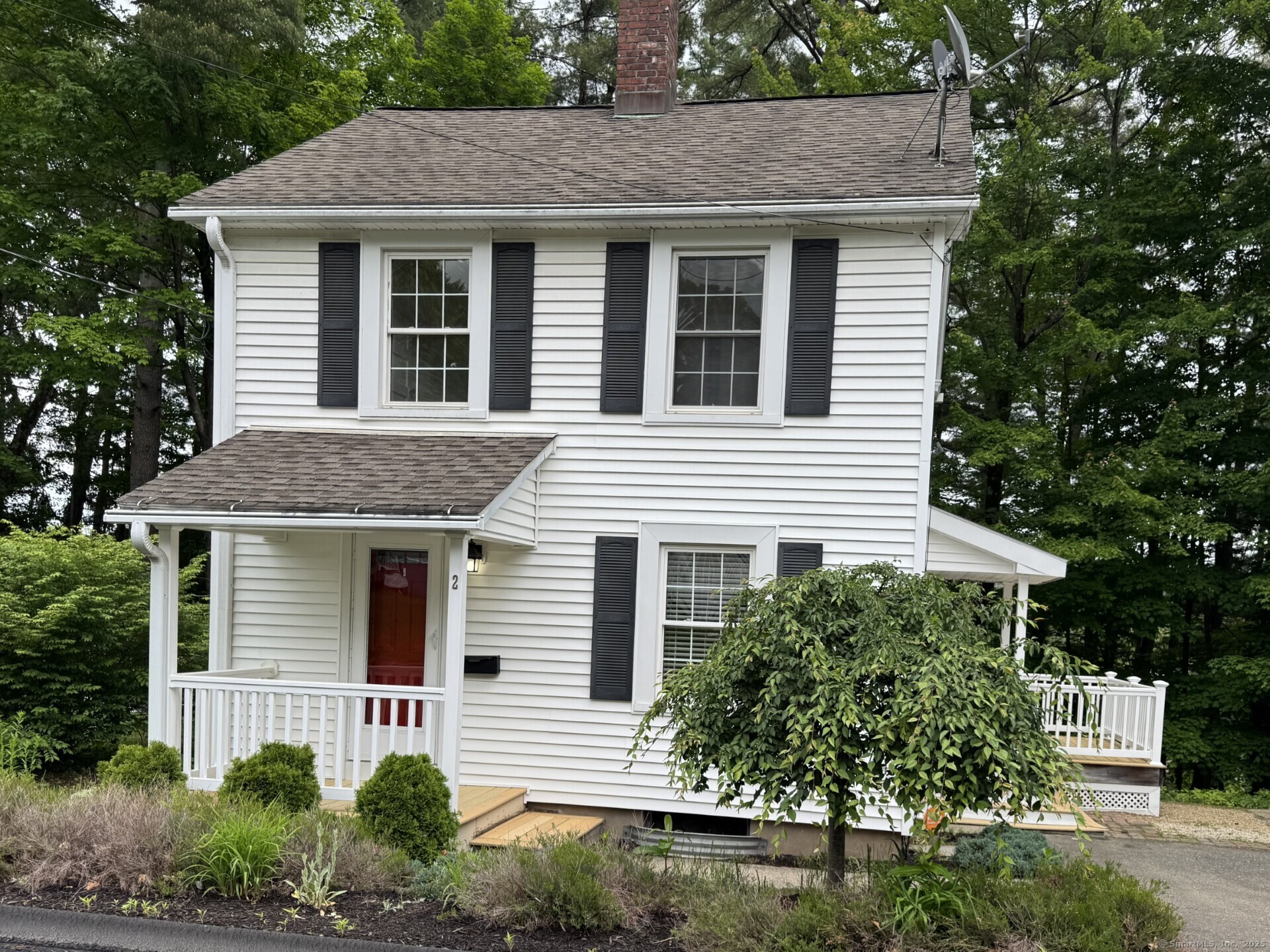 Stebbins Brook Lane, Simsbury, Connecticut - 2 Bedrooms  
2 Bathrooms  
5 Rooms - 