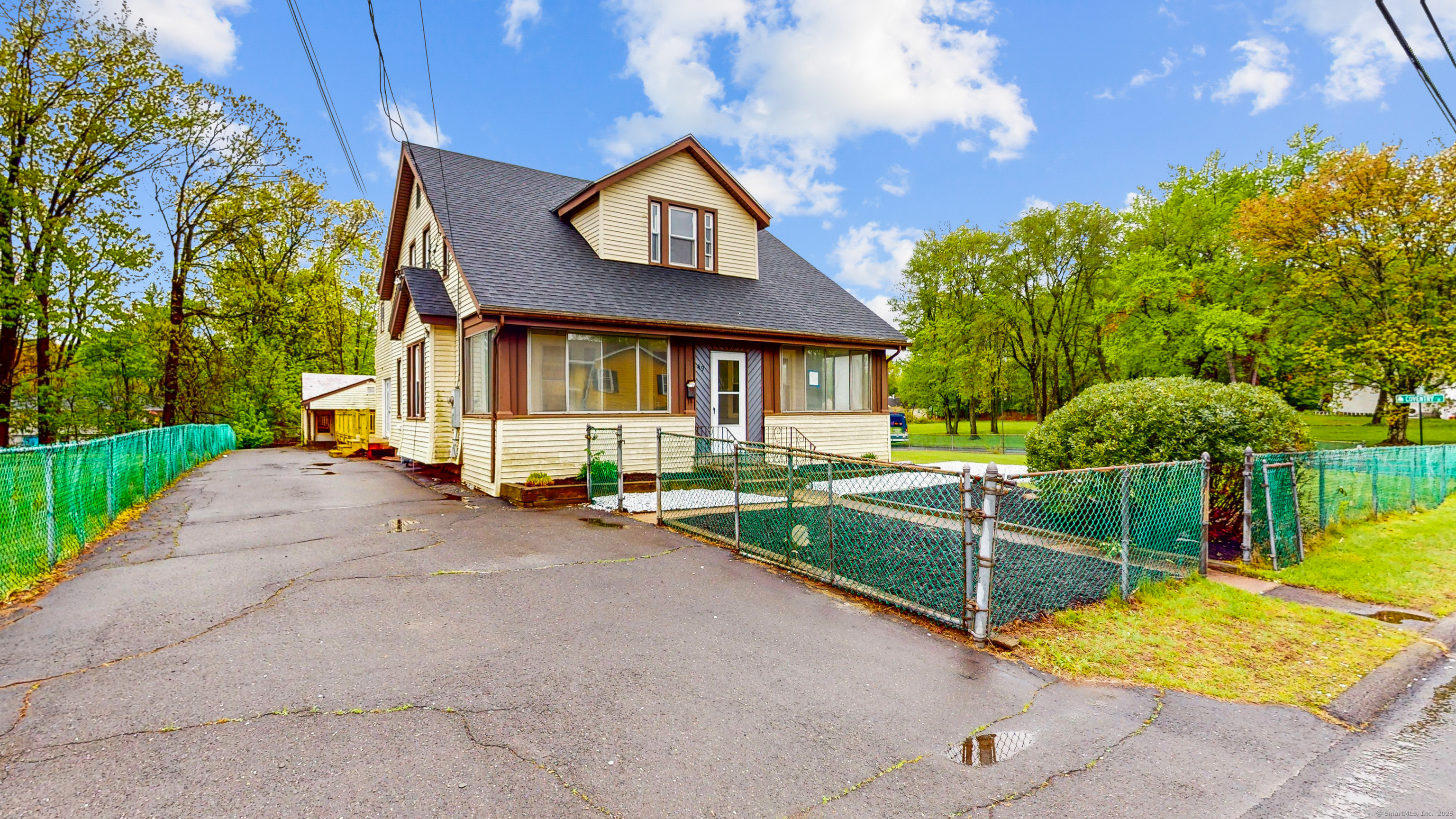 Gilbert Avenue, Bloomfield, Connecticut - 3 Bedrooms  
3 Bathrooms  
10 Rooms - 