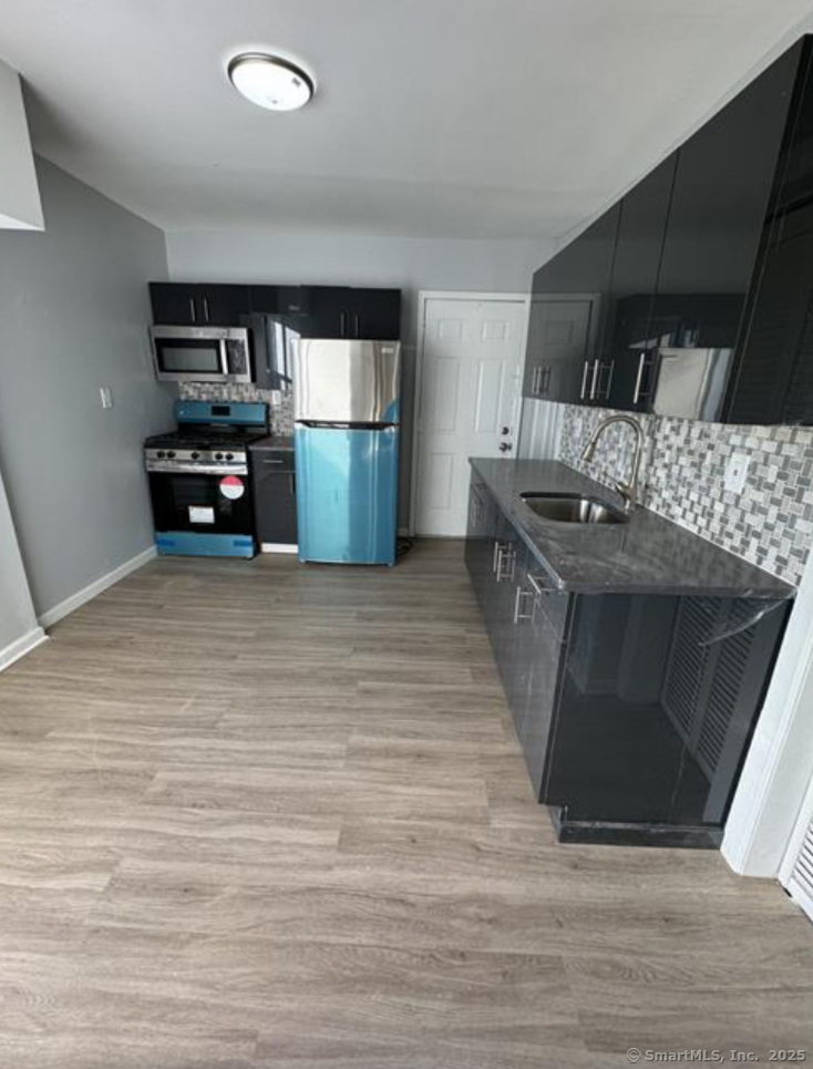 Rental Property at E Main Street 3L, Bridgeport, Connecticut - Bedrooms: 3 
Bathrooms: 1 
Rooms: 6  - $2,400 MO.