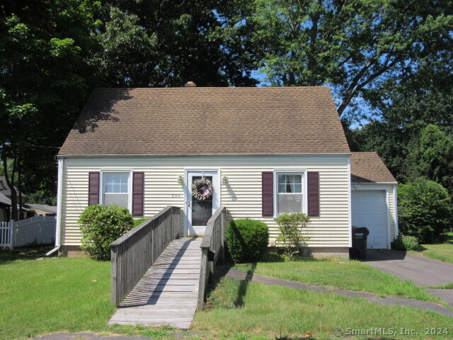 330 Meriden Avenue, Southington, Connecticut - 3 Bedrooms  
2 Bathrooms  
7 Rooms - 