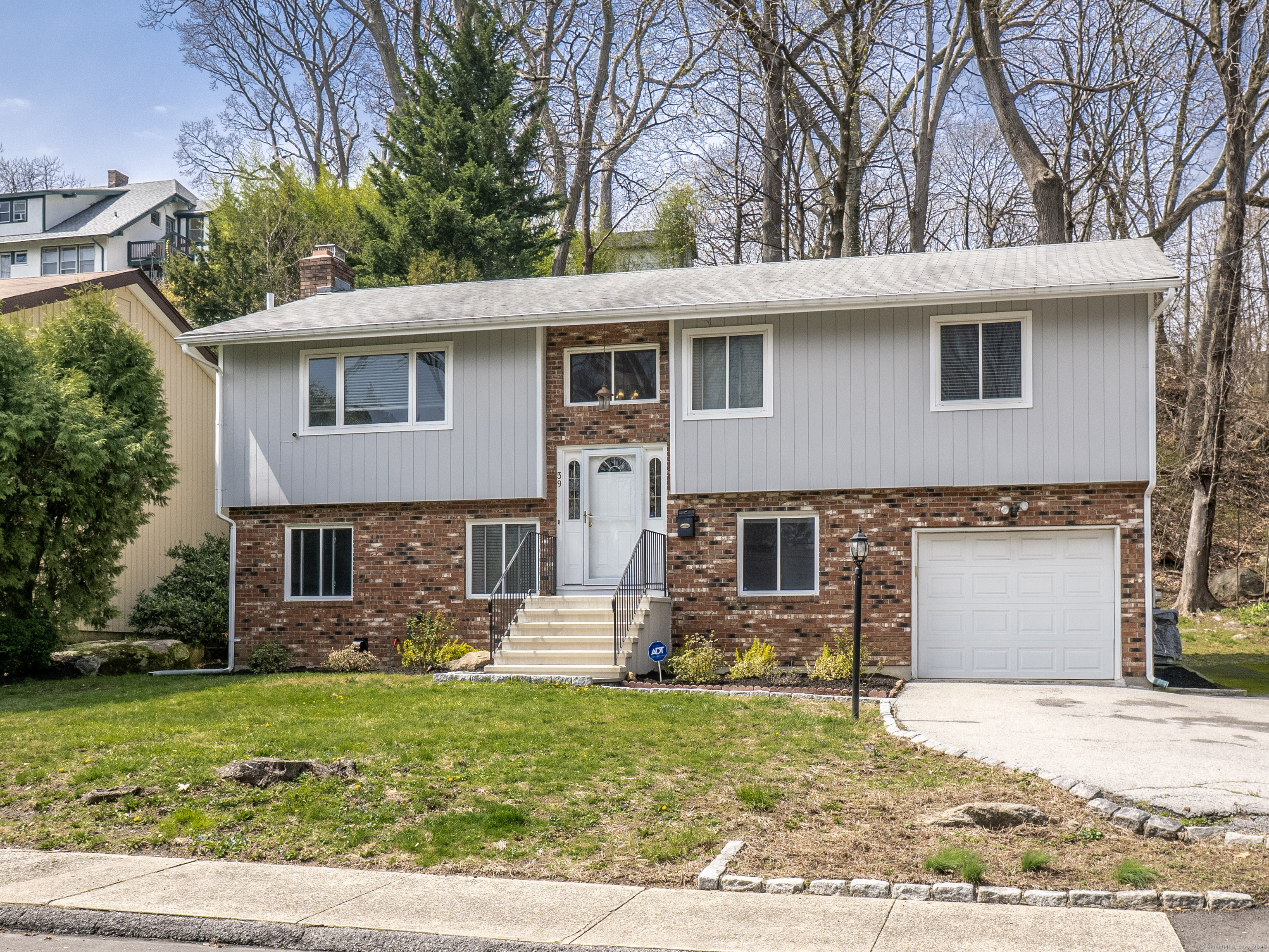 Underhill Street, Stamford, Connecticut - 4 Bedrooms  
2 Bathrooms  
8 Rooms - 