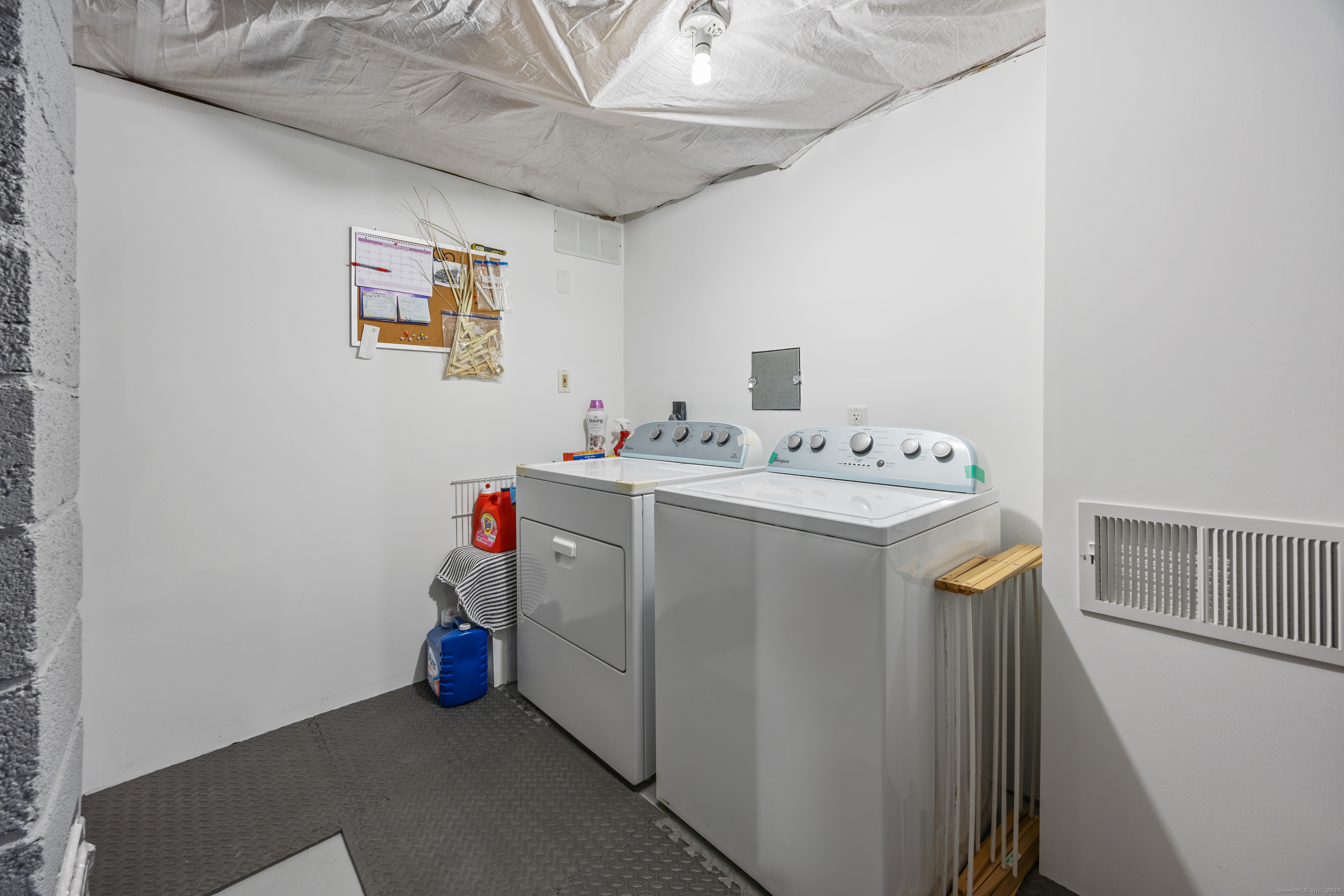 Naugatuck, Connecticut 06770, United States, 4 Bedrooms Bedrooms, ,2 BathroomsBathrooms,Residential,Pending,161017