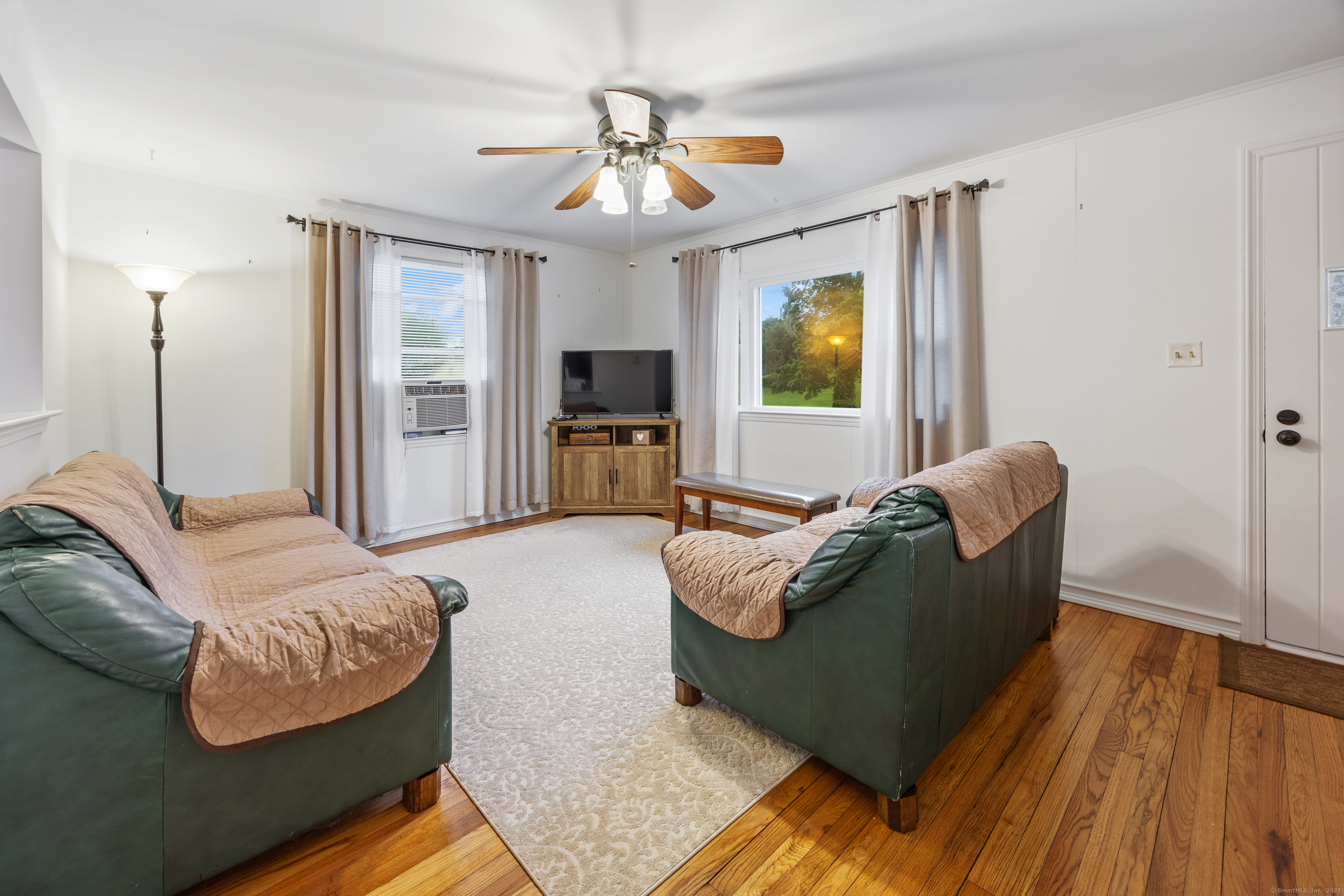 Naugatuck, Connecticut 06770, United States, 4 Bedrooms Bedrooms, ,2 BathroomsBathrooms,Residential,Pending,161017