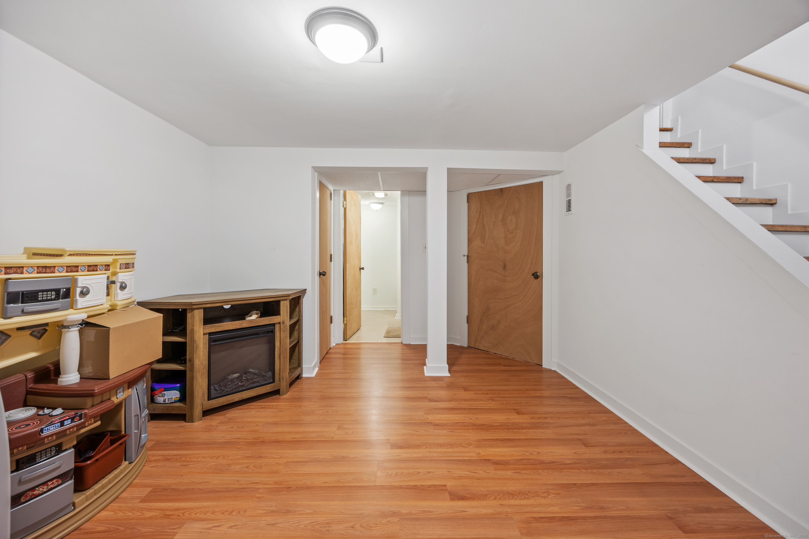 Naugatuck, Connecticut 06770, United States, 4 Bedrooms Bedrooms, ,2 BathroomsBathrooms,Residential,Pending,161017