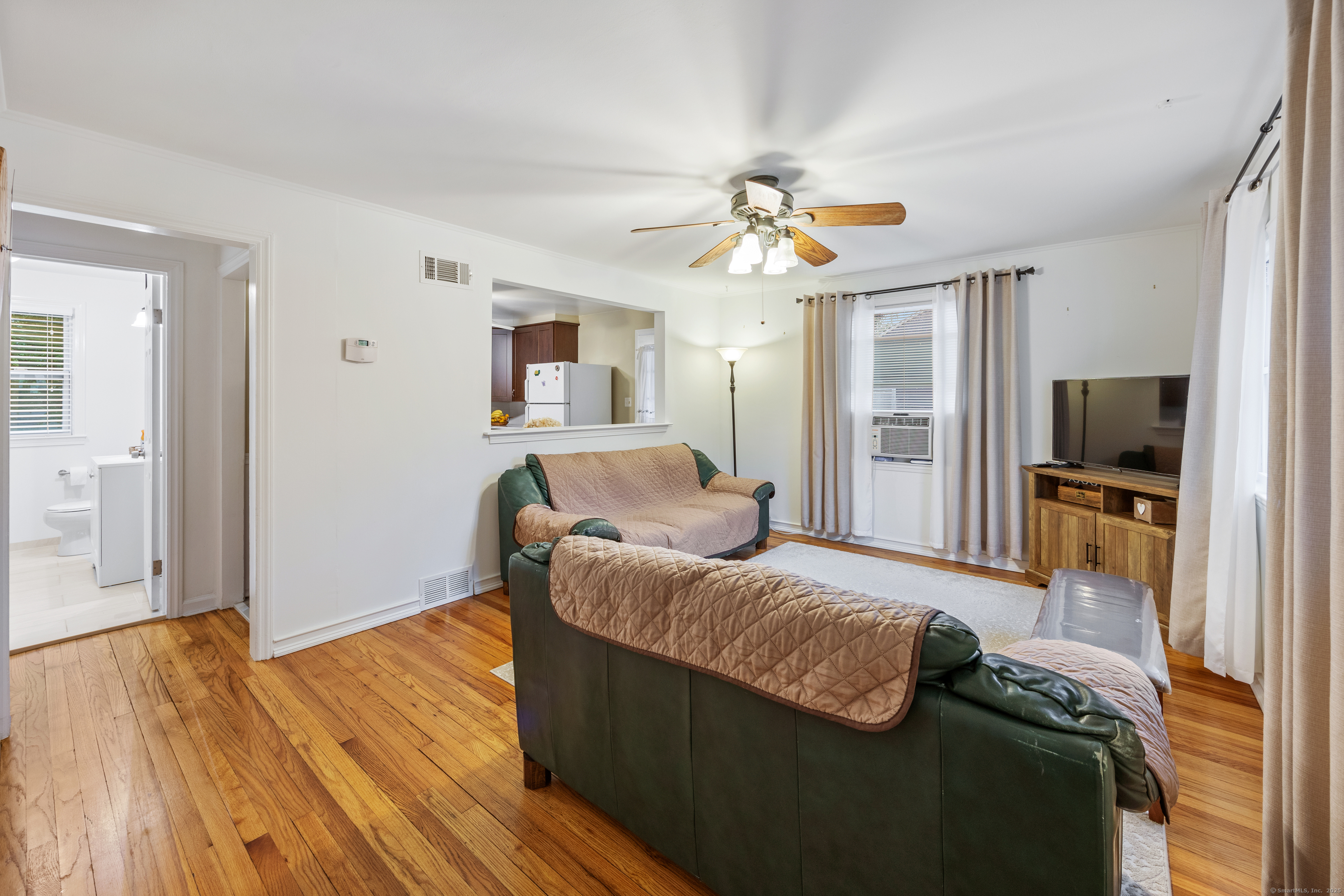 Naugatuck, Connecticut 06770, United States, 4 Bedrooms Bedrooms, ,2 BathroomsBathrooms,Residential,Pending,161017