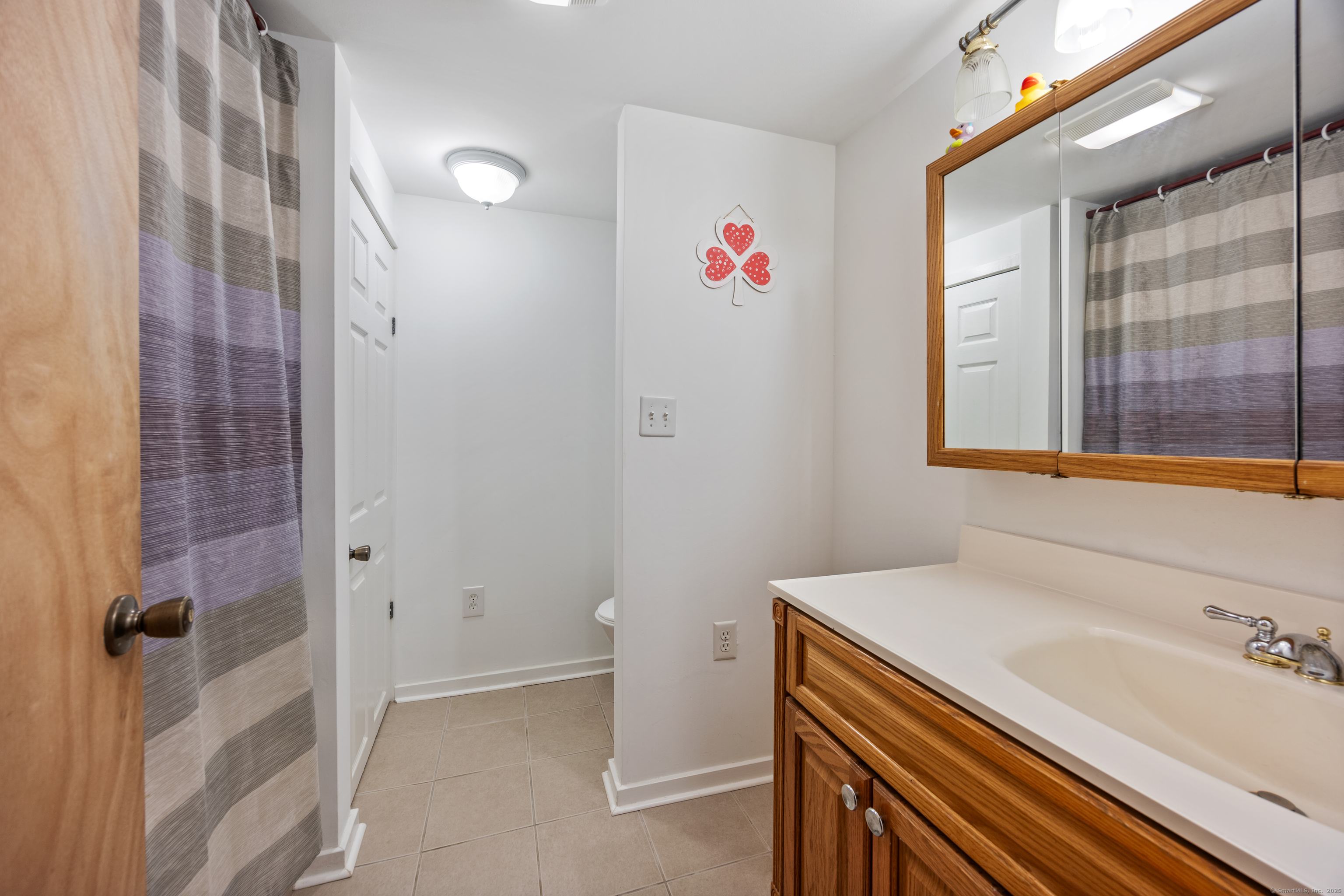 Naugatuck, Connecticut 06770, United States, 4 Bedrooms Bedrooms, ,2 BathroomsBathrooms,Residential,Pending,161017