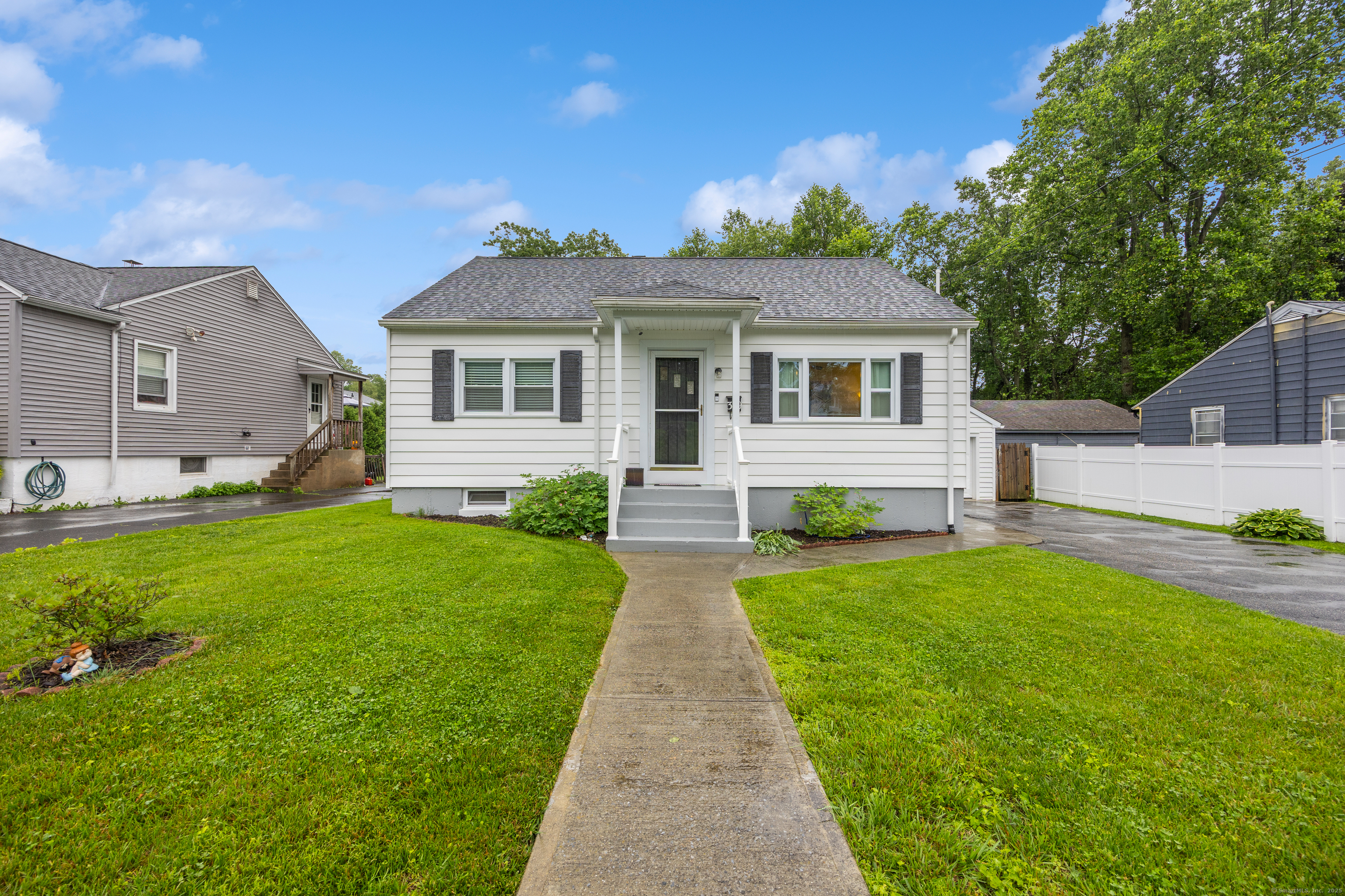 Naugatuck, Connecticut 06770, United States, 4 Bedrooms Bedrooms, ,2 BathroomsBathrooms,Residential,Pending,161017