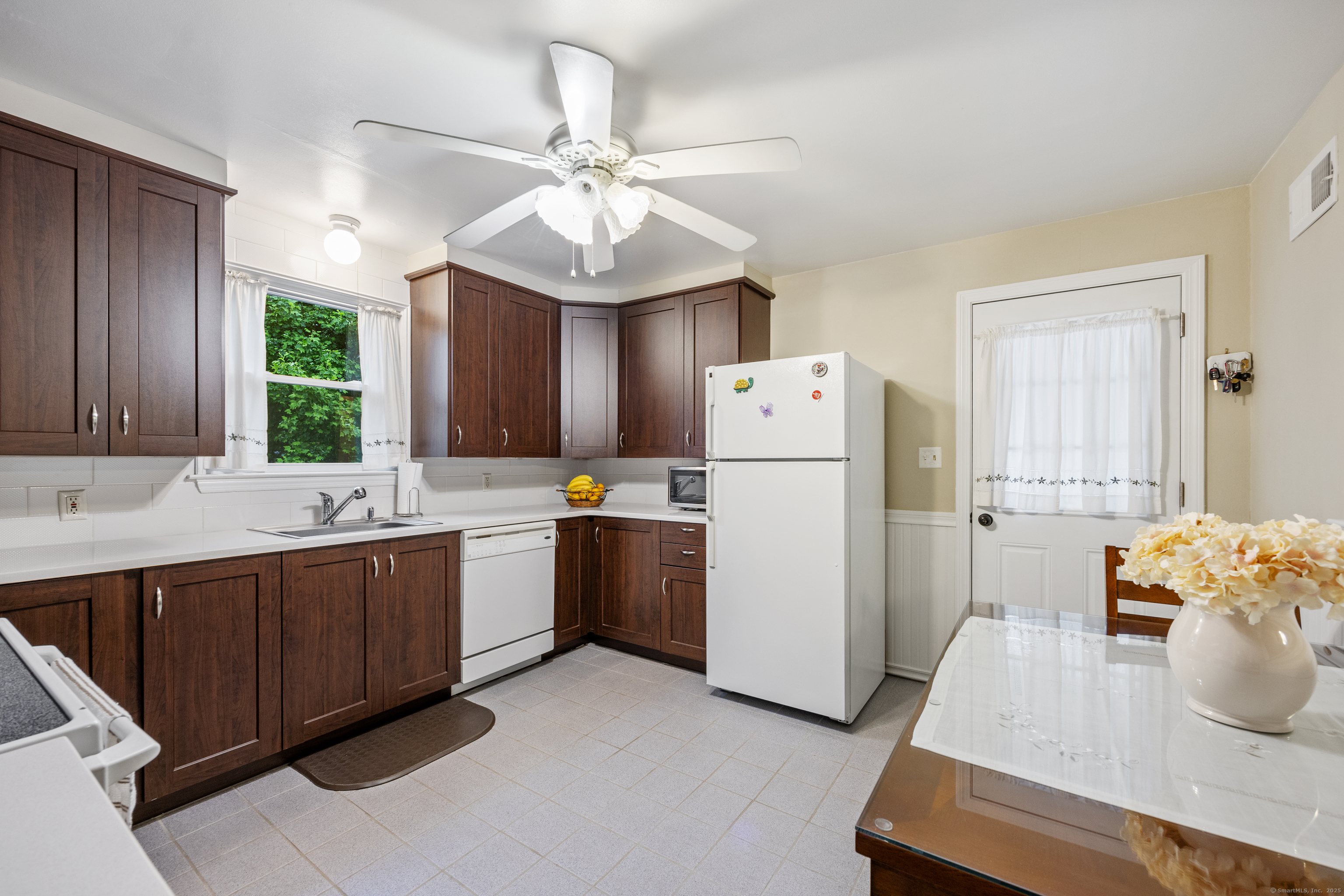 Naugatuck, Connecticut 06770, United States, 4 Bedrooms Bedrooms, ,2 BathroomsBathrooms,Residential,Pending,161017