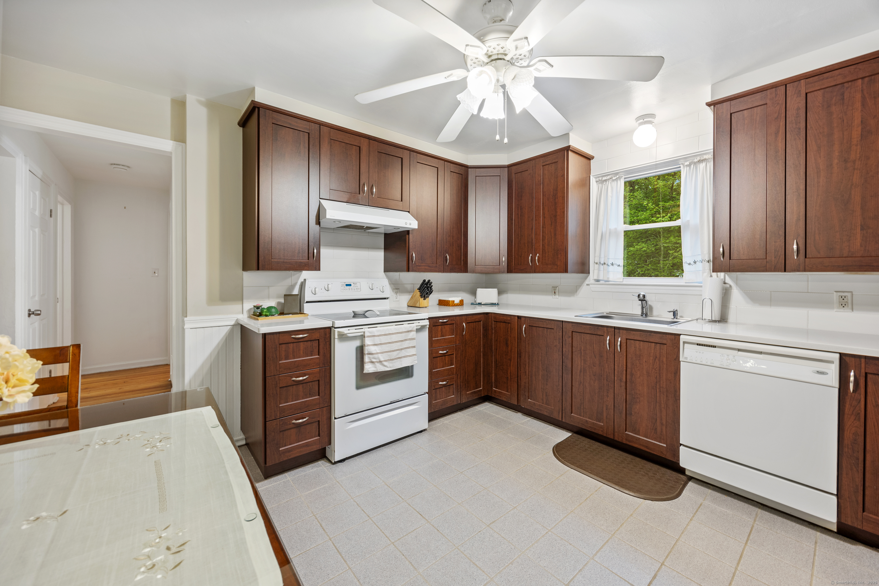 Naugatuck, Connecticut 06770, United States, 4 Bedrooms Bedrooms, ,2 BathroomsBathrooms,Residential,Pending,161017