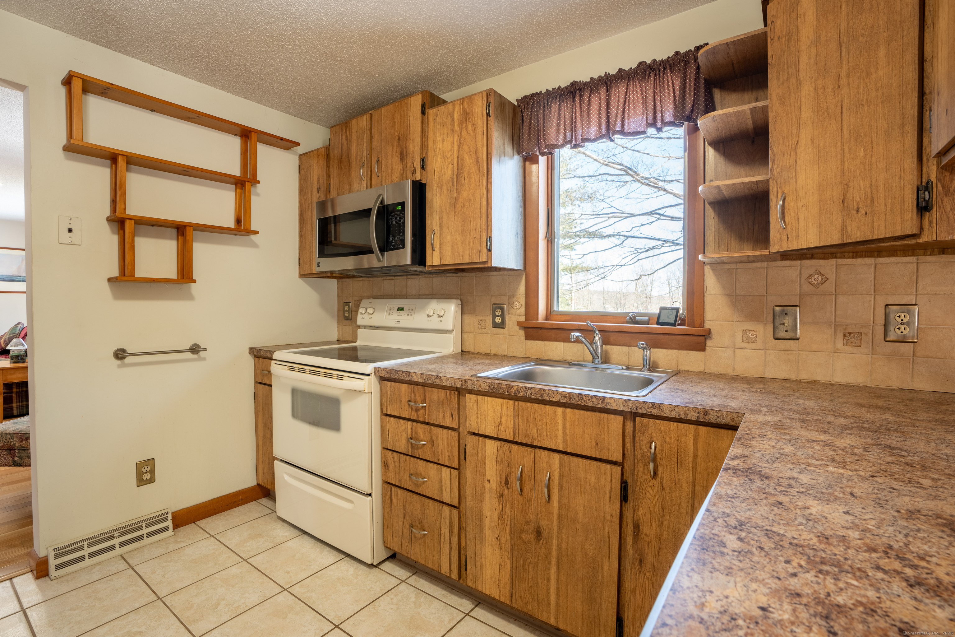 Colchester, Connecticut 06415, United States, 3 Bedrooms Bedrooms, ,2 BathroomsBathrooms,Residential,Pending,14851