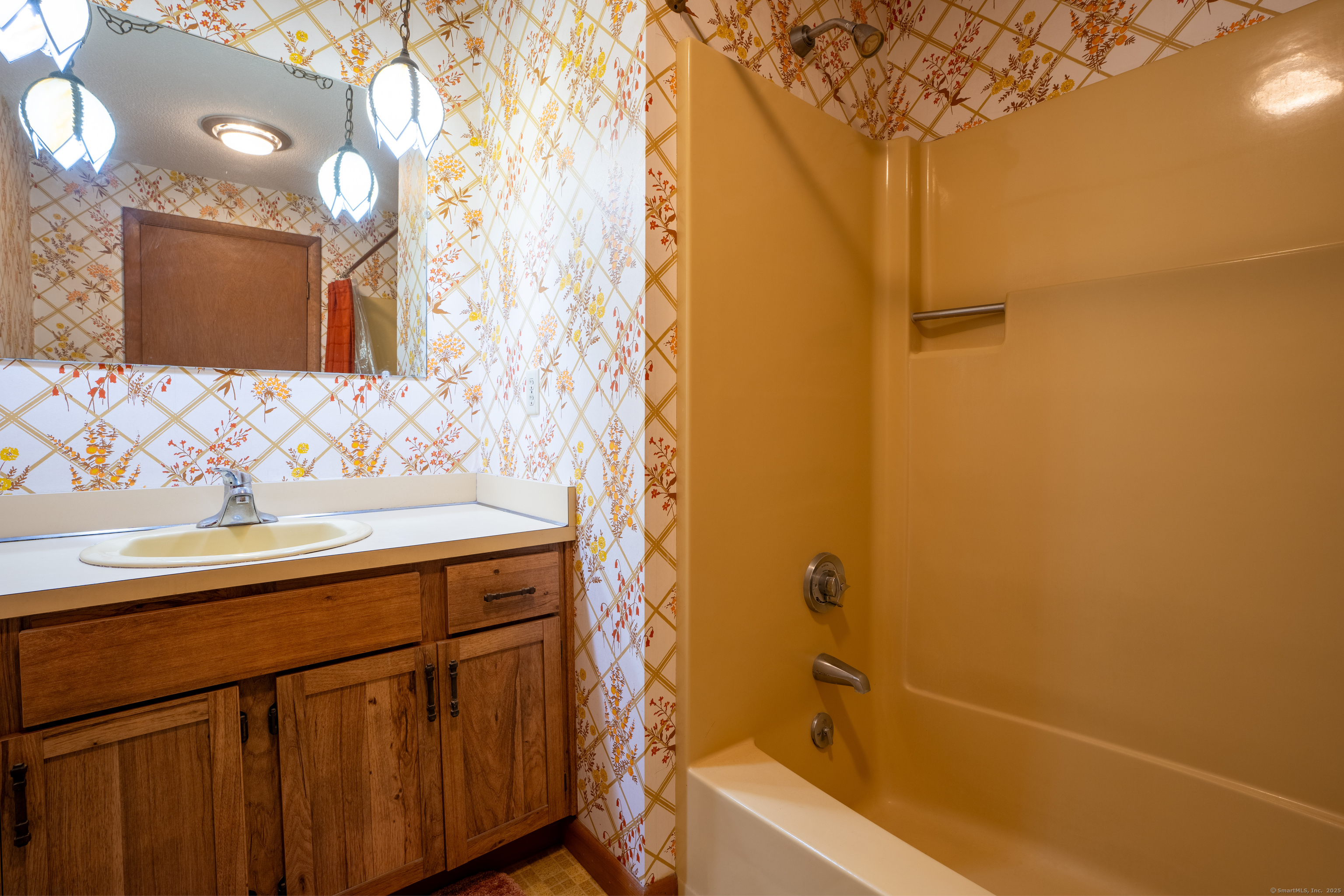 Colchester, Connecticut 06415, United States, 3 Bedrooms Bedrooms, ,2 BathroomsBathrooms,Residential,Pending,14851