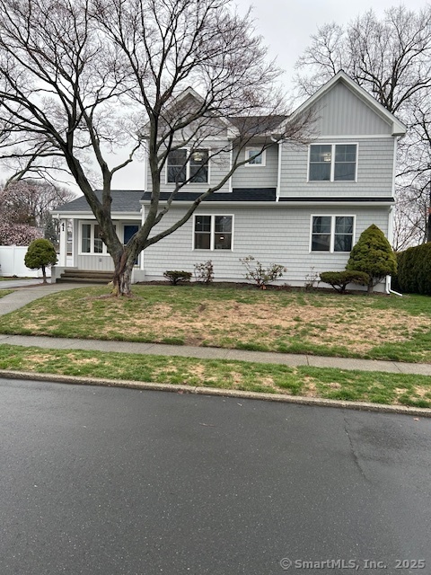 Brookdale Avenue, Milford, Connecticut - 4 Bedrooms  
5 Bathrooms  
8 Rooms - 