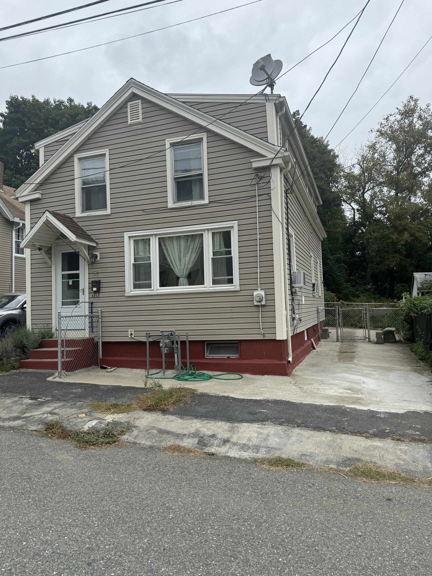 Tenth Street, Norwich, Connecticut - 2 Bedrooms  
2 Bathrooms  
5 Rooms - 