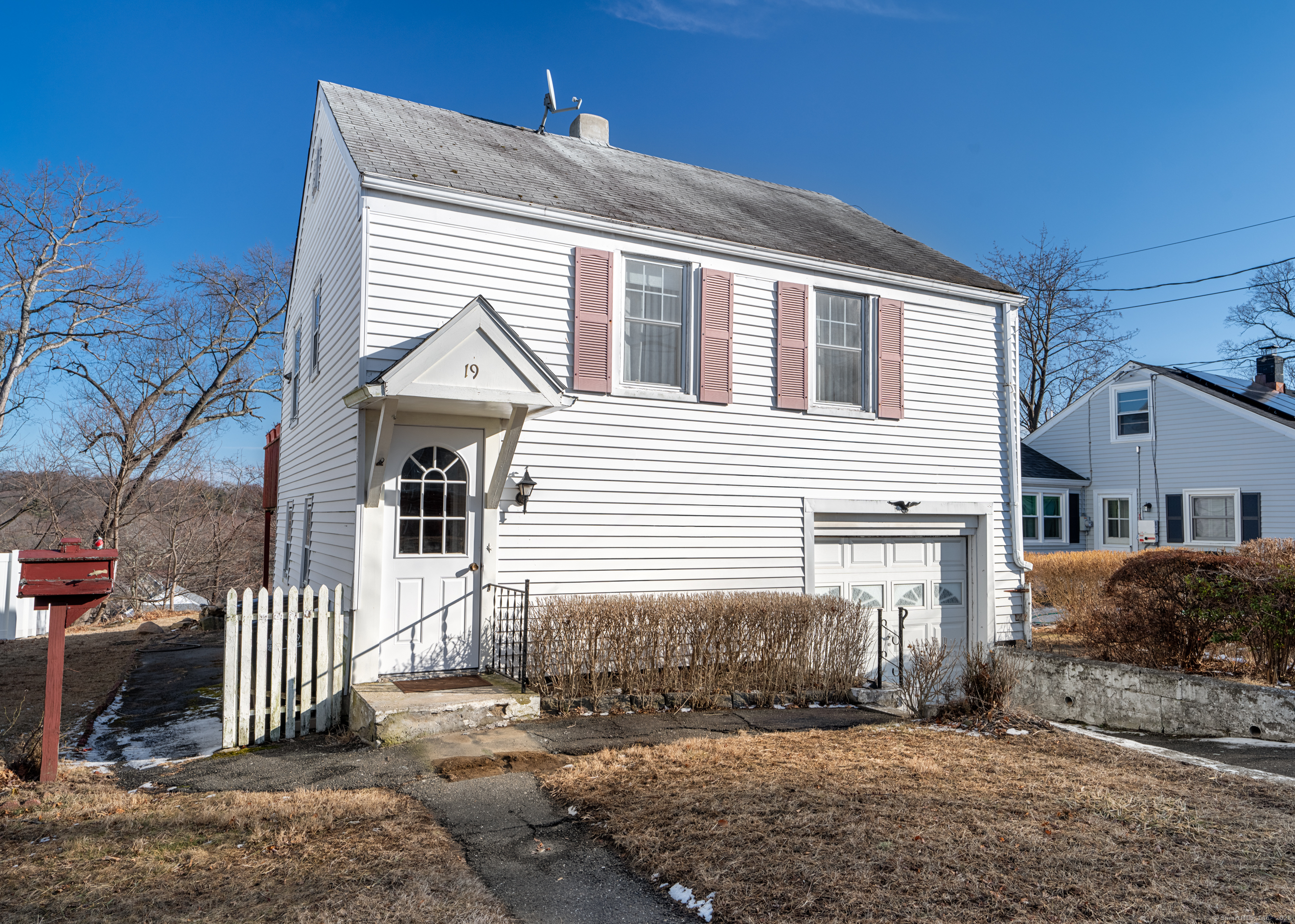 Knickerbocker Avenue, Stamford, Connecticut - 2 Bedrooms  
1 Bathrooms  
4 Rooms - 