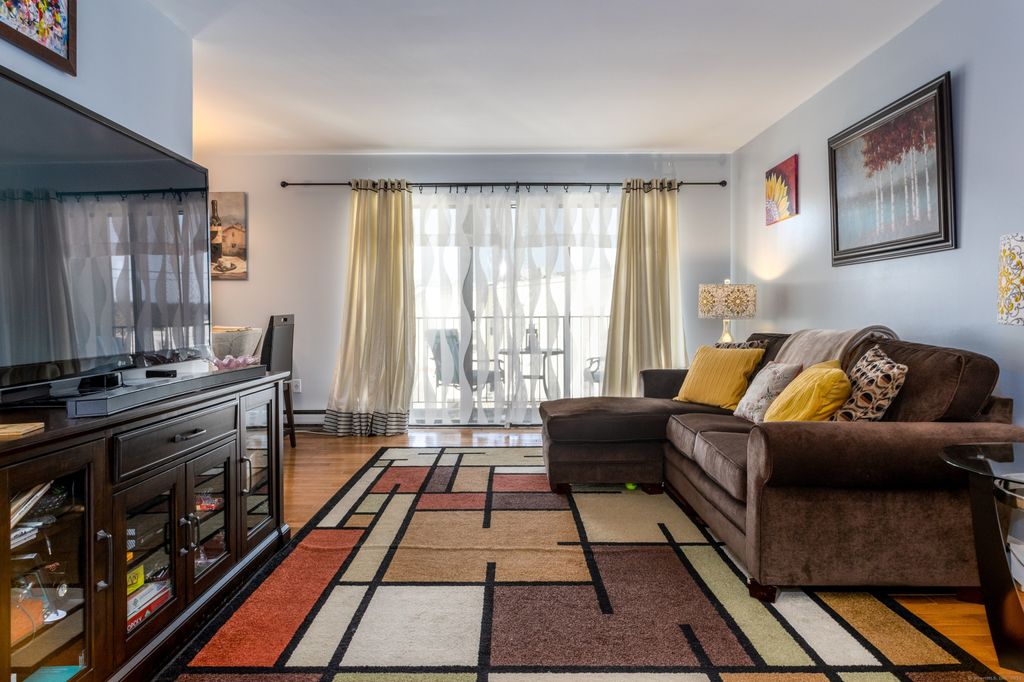 Photo of 910 Hope Street #5B, Stamford, CT 06907 (MLS # 24142043)