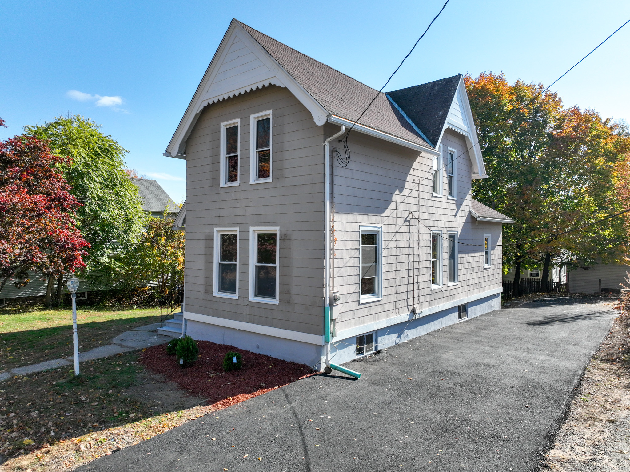 Ingraham Place, Bristol, Connecticut - 4 Bedrooms  
1 Bathrooms  
7 Rooms - 