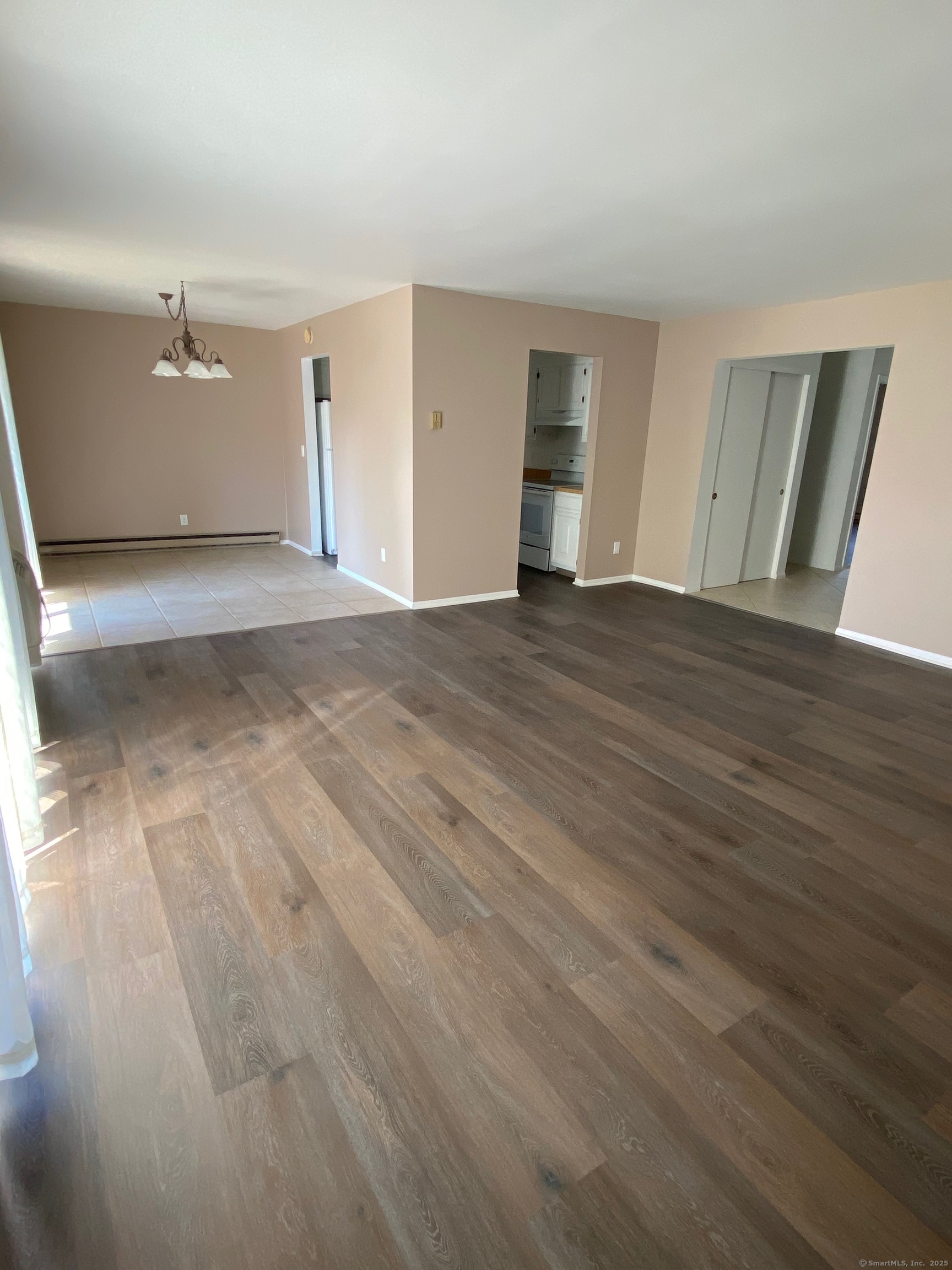 Property for Sale at Strawberry Hill Avenue D4, Stamford, Connecticut - Bedrooms: 2 
Bathrooms: 1 
Rooms: 4  - $425,000