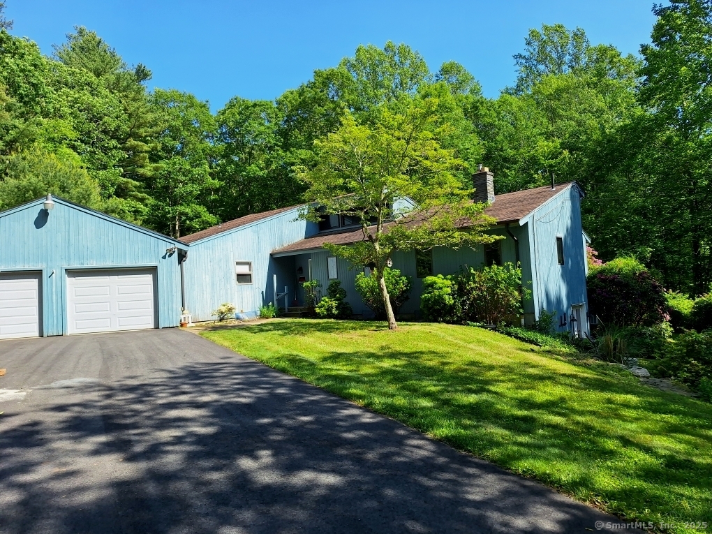 Butlertown Road, Waterford, Connecticut - 3 Bedrooms  
3 Bathrooms  
9 Rooms - 