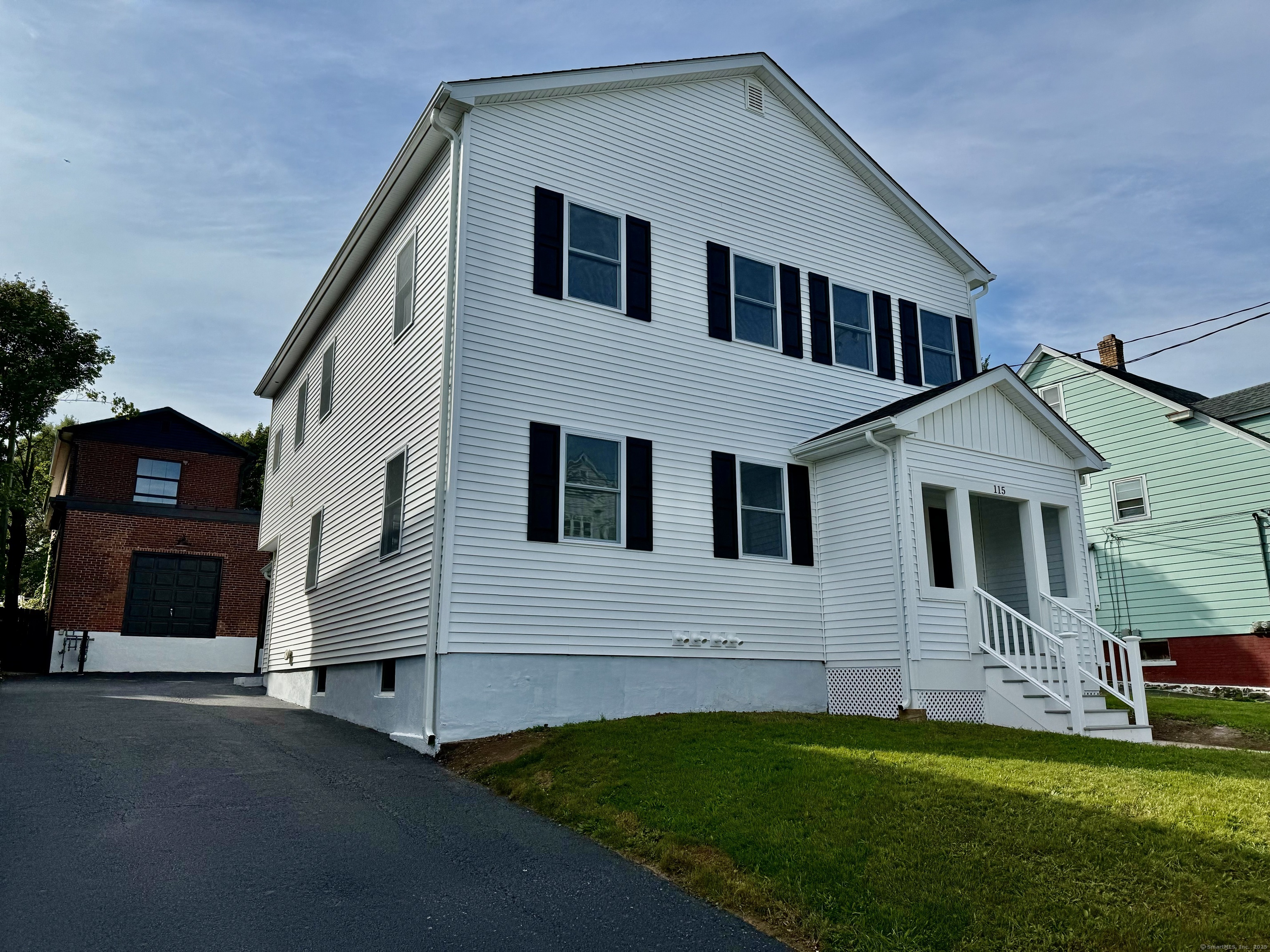 Belden Street, New Britain, Connecticut - 6 Bedrooms  
2 Bathrooms  
10 Rooms - 