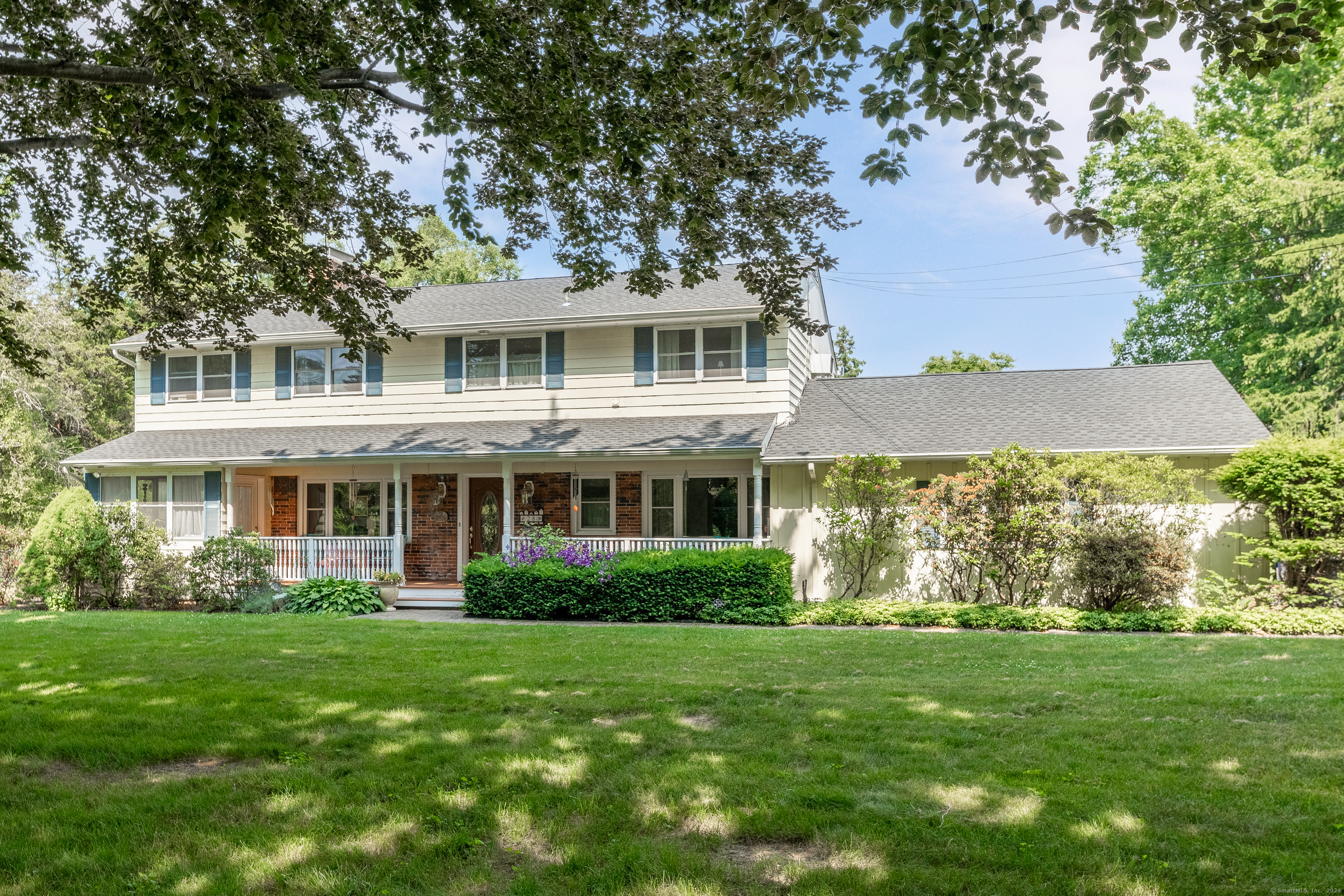 28 Sunset Hill Drive, Branford, Connecticut - 4 Bedrooms  
3 Bathrooms  
9 Rooms - 