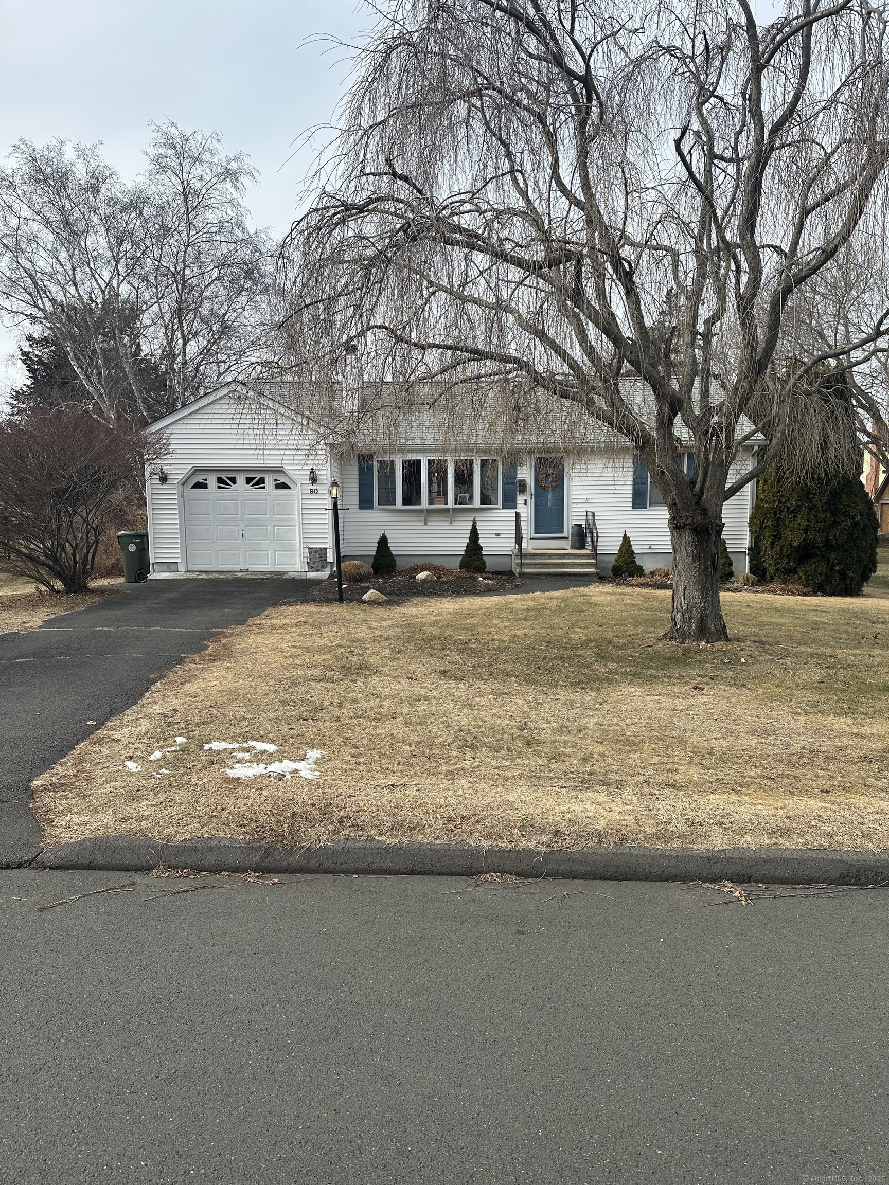 Homecrest Drive, Berlin, Connecticut - 2 Bedrooms  
1 Bathrooms  
6 Rooms - 