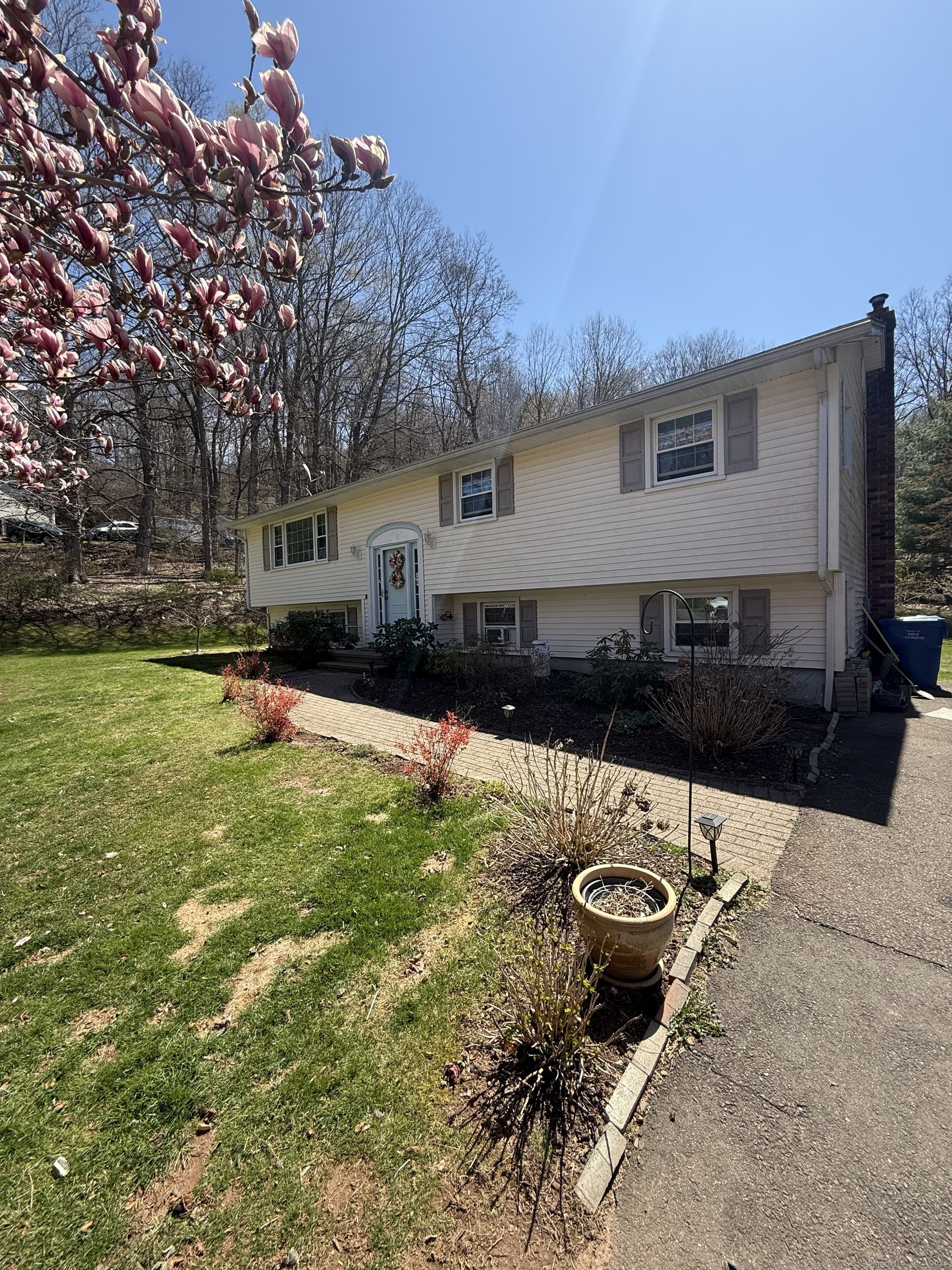 43 Humming Bird Drive, North Branford, Connecticut image 1