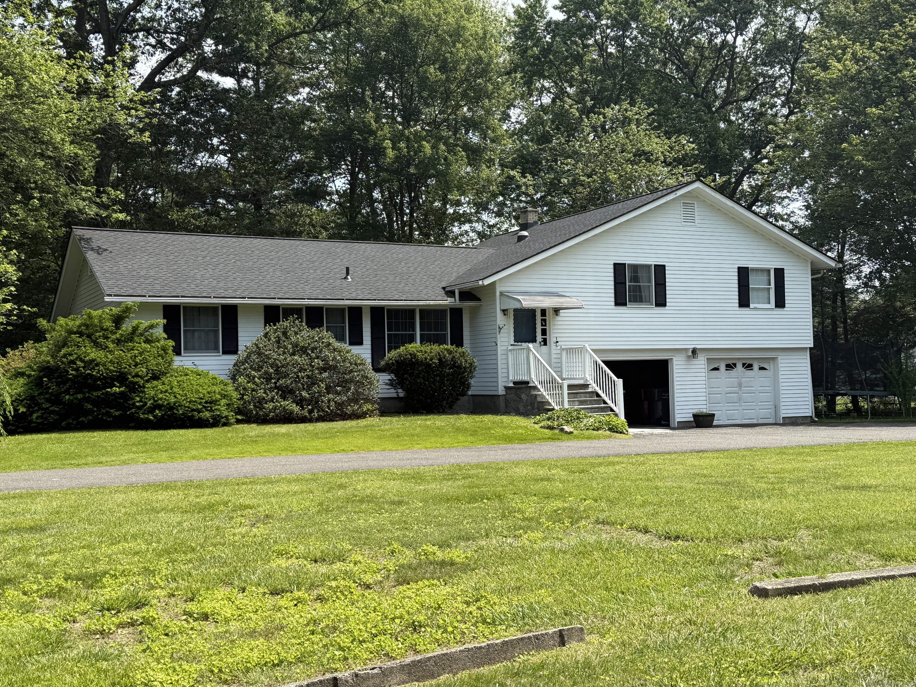Wedgewood Drive, Naugatuck, Connecticut - 2 Bedrooms  
2 Bathrooms  
5 Rooms - 