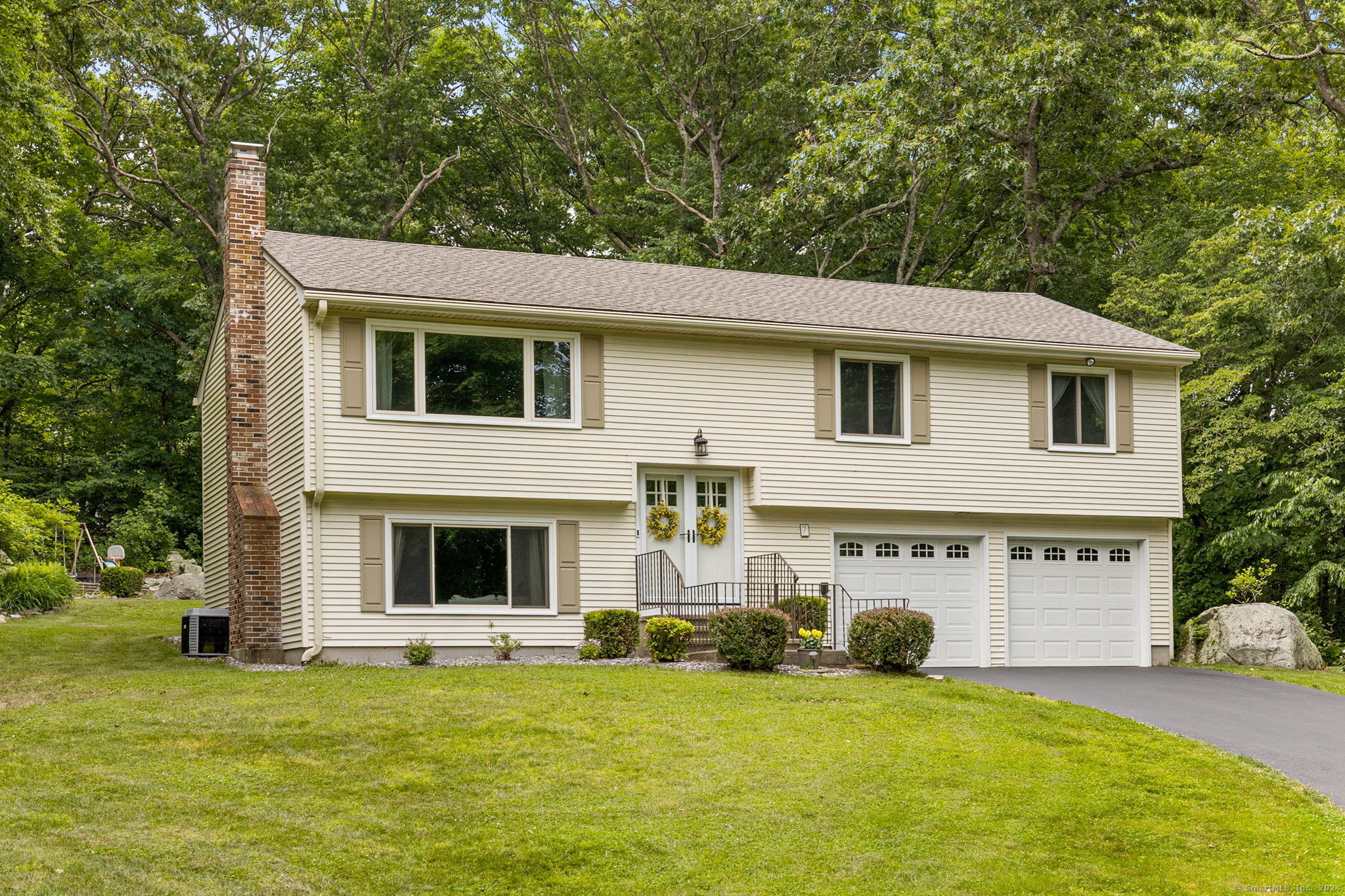 Property for Sale at 7 Little John Court, Ledyard, Connecticut - Bedrooms: 3 
Bathrooms: 3 
Rooms: 7  - $449,900
