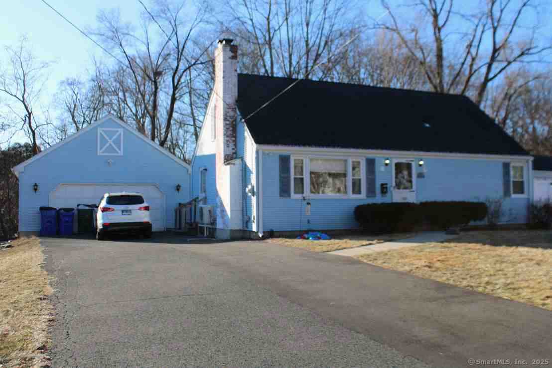 Sunset Street, Windsor Locks, Connecticut - 3 Bedrooms  
2 Bathrooms  
6 Rooms - 