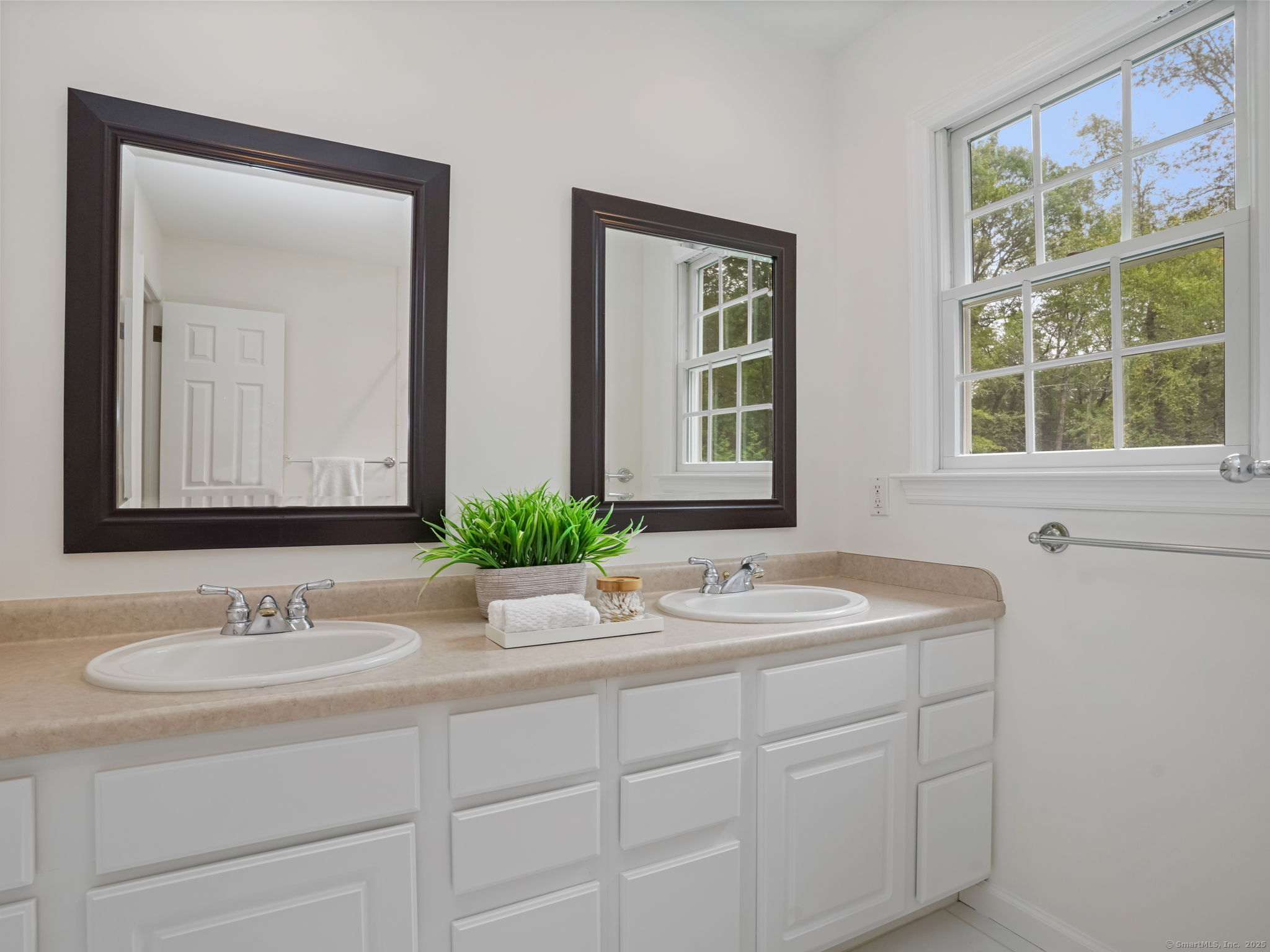 Weston, Connecticut 06883, United States, 4 Bedrooms Bedrooms, ,3 BathroomsBathrooms,Residential,Active,214465