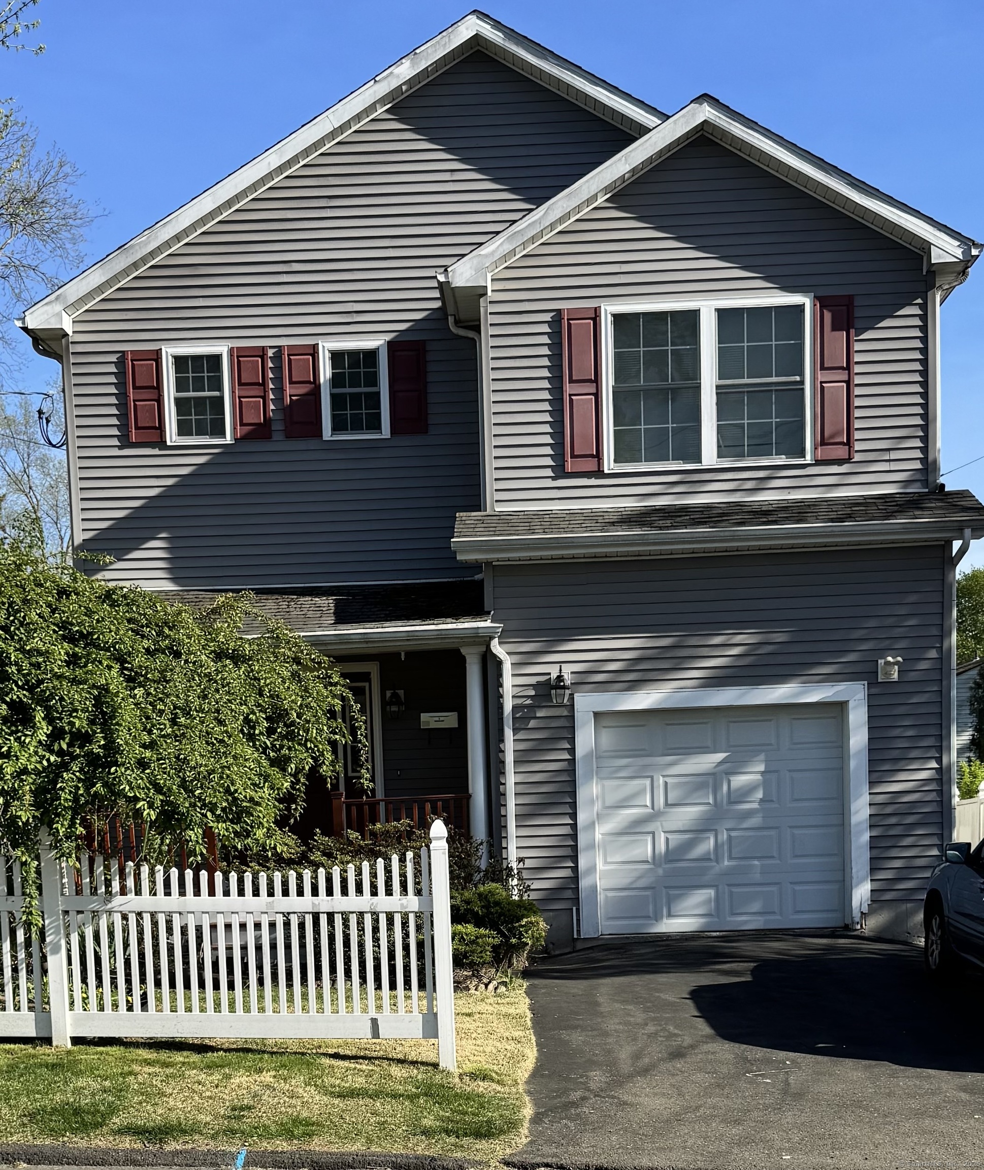 Woodrow Avenue, Bridgeport, Connecticut - 4 Bedrooms  
3 Bathrooms  
7 Rooms - 