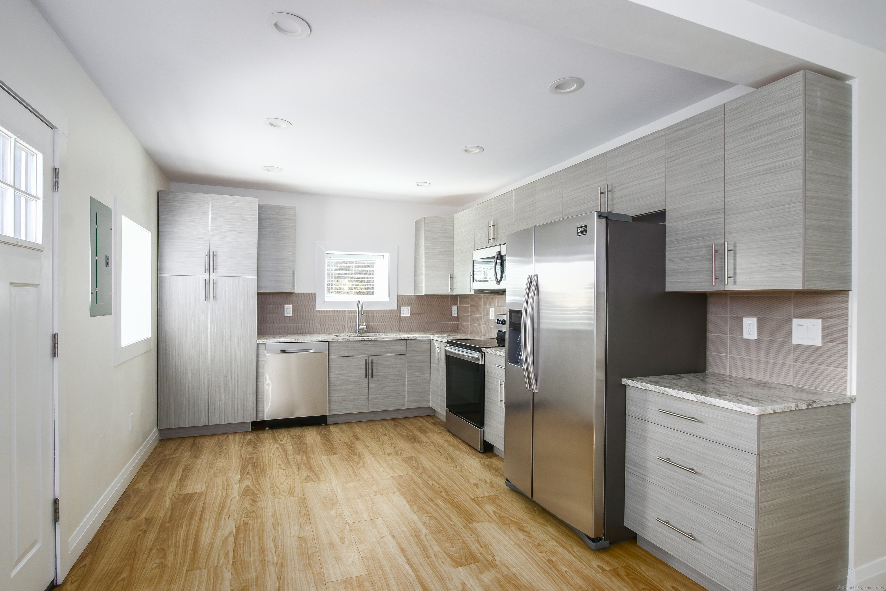 Marlborough, Connecticut 06447, United States, 2 Bedrooms Bedrooms, ,1 BathroomBathrooms,Residential,Pending,90963