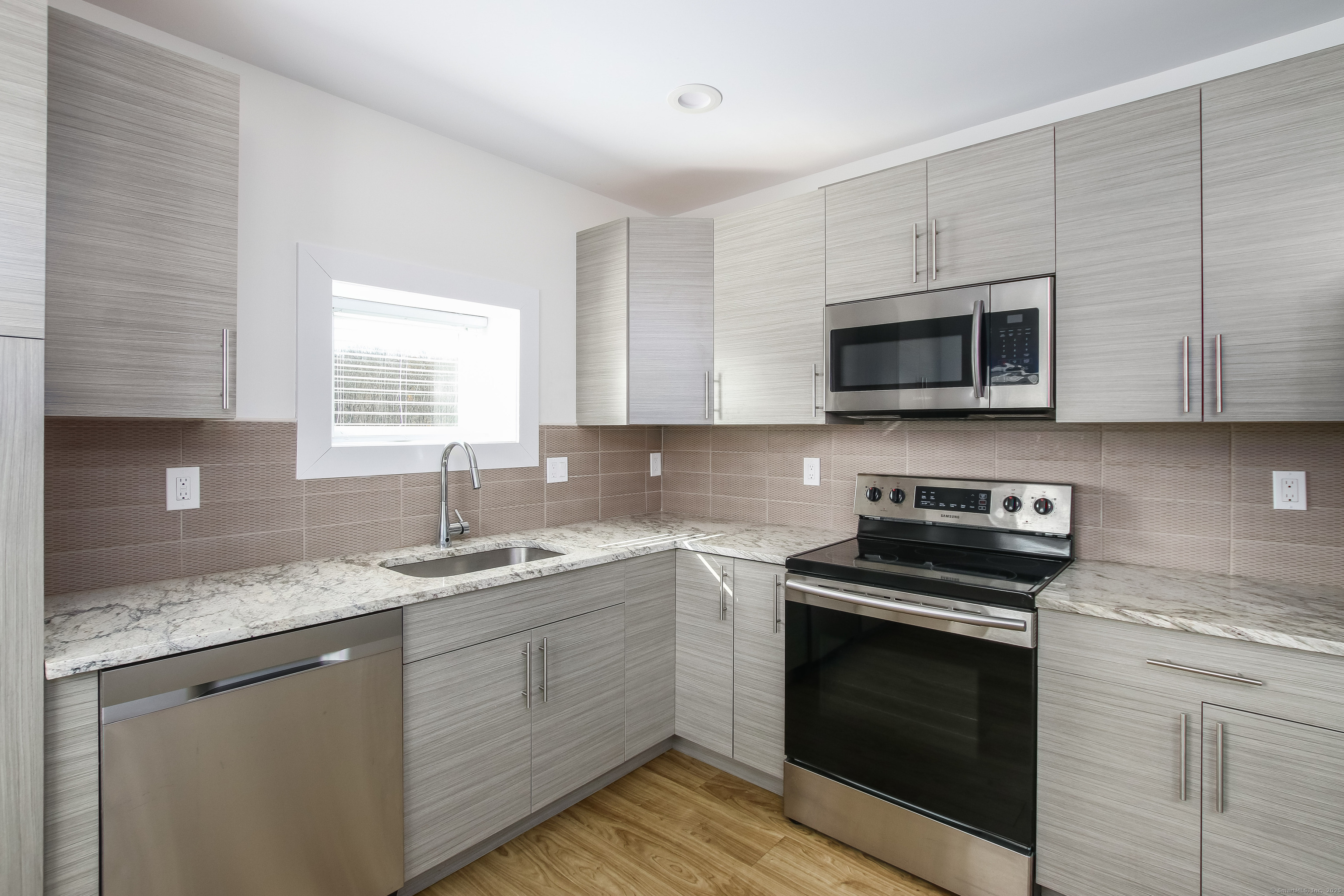 Marlborough, Connecticut 06447, United States, 2 Bedrooms Bedrooms, ,1 BathroomBathrooms,Residential,Pending,90963