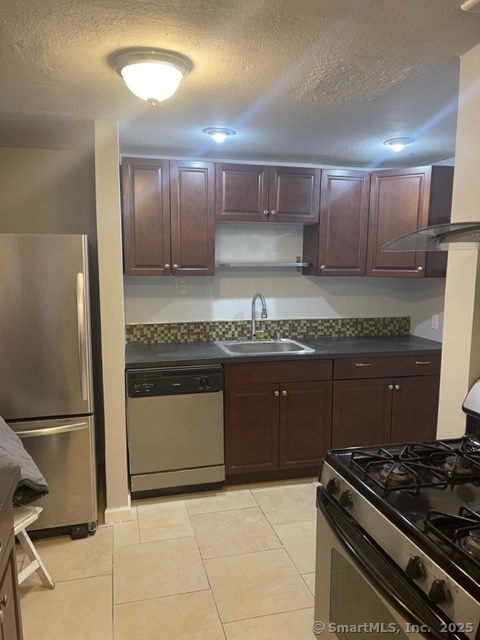 New Haven, Connecticut 06511, United States, 2 Bedrooms Bedrooms, ,1 BathroomBathrooms,Residential,Pending,14665