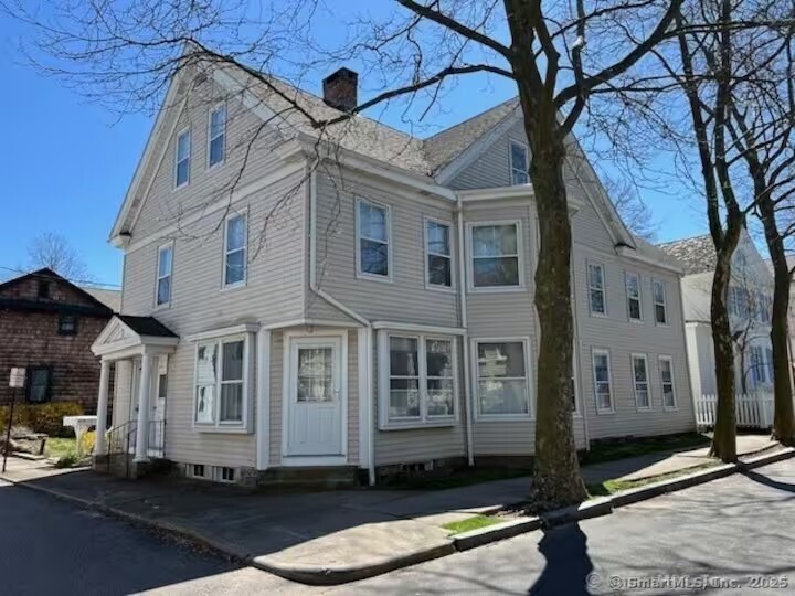 Rental Property at 1 Harmony Street, Stonington, Connecticut - Bedrooms: 2 
Bathrooms: 1 
Rooms: 4  - $4,500 MO.