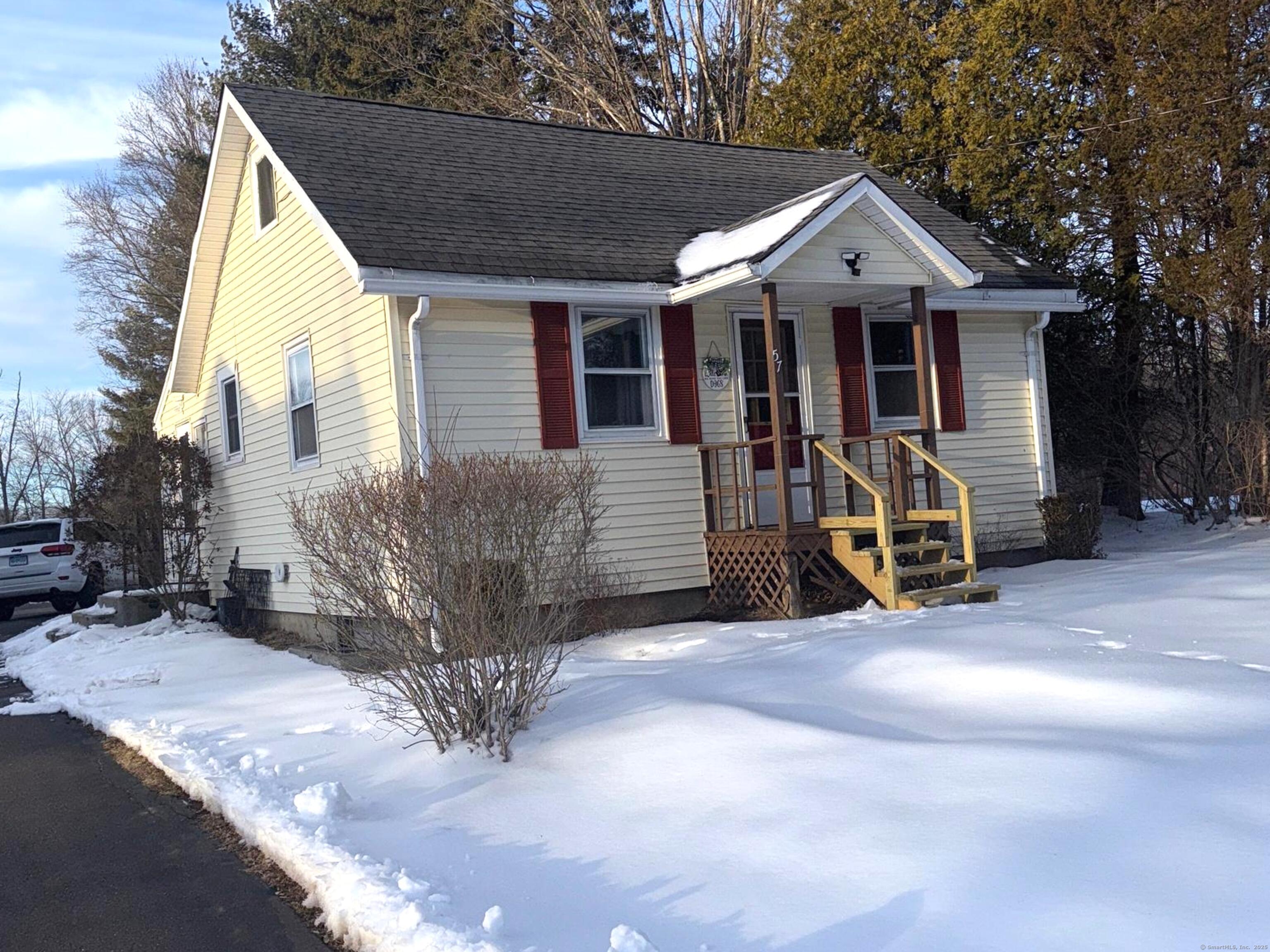 Stoughton Road, East Windsor, Connecticut - 2 Bedrooms  
1 Bathrooms  
5 Rooms - 