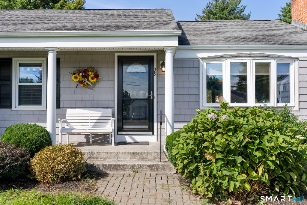 Photo of 39 Clovercrest Road, Wethersfield, CT 06109 (MLS # 24205836)