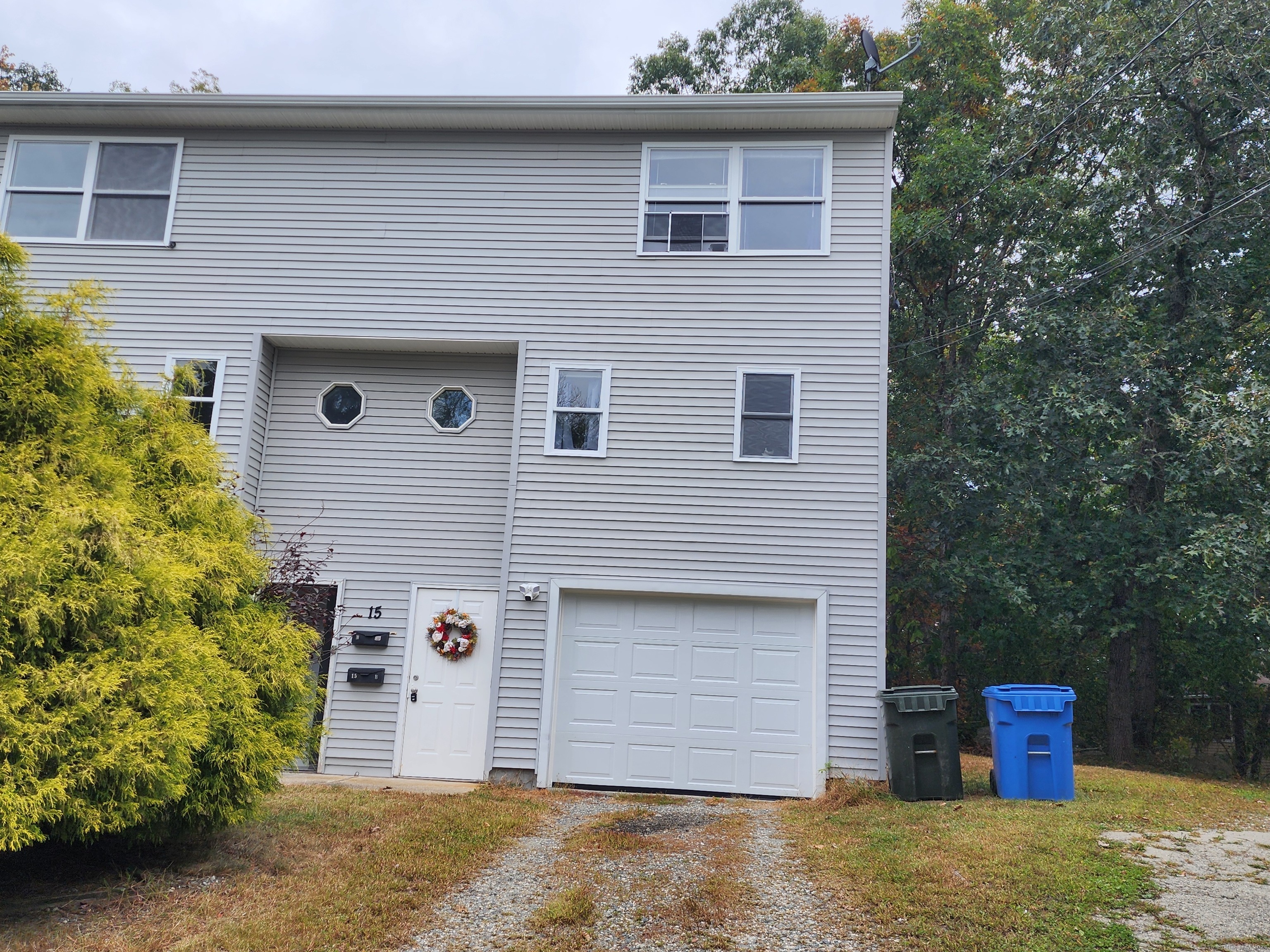 15 Hillcrest Street B, Norwich, Connecticut - 2 Bedrooms  
2 Bathrooms  
5 Rooms - 