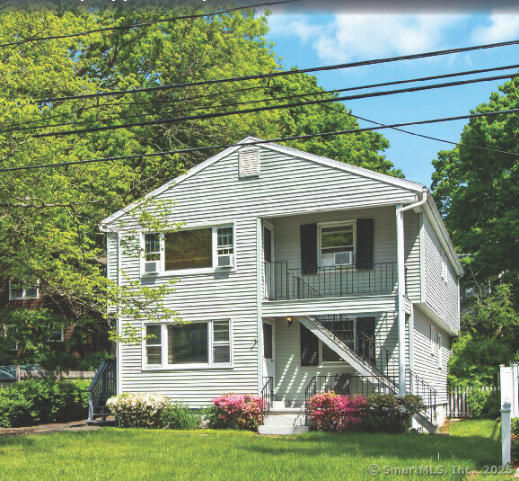 Property for Sale at Oenoke Place, Stamford, Connecticut - Bedrooms: 7 
Bathrooms: 3 
Rooms: 14  - $999,999