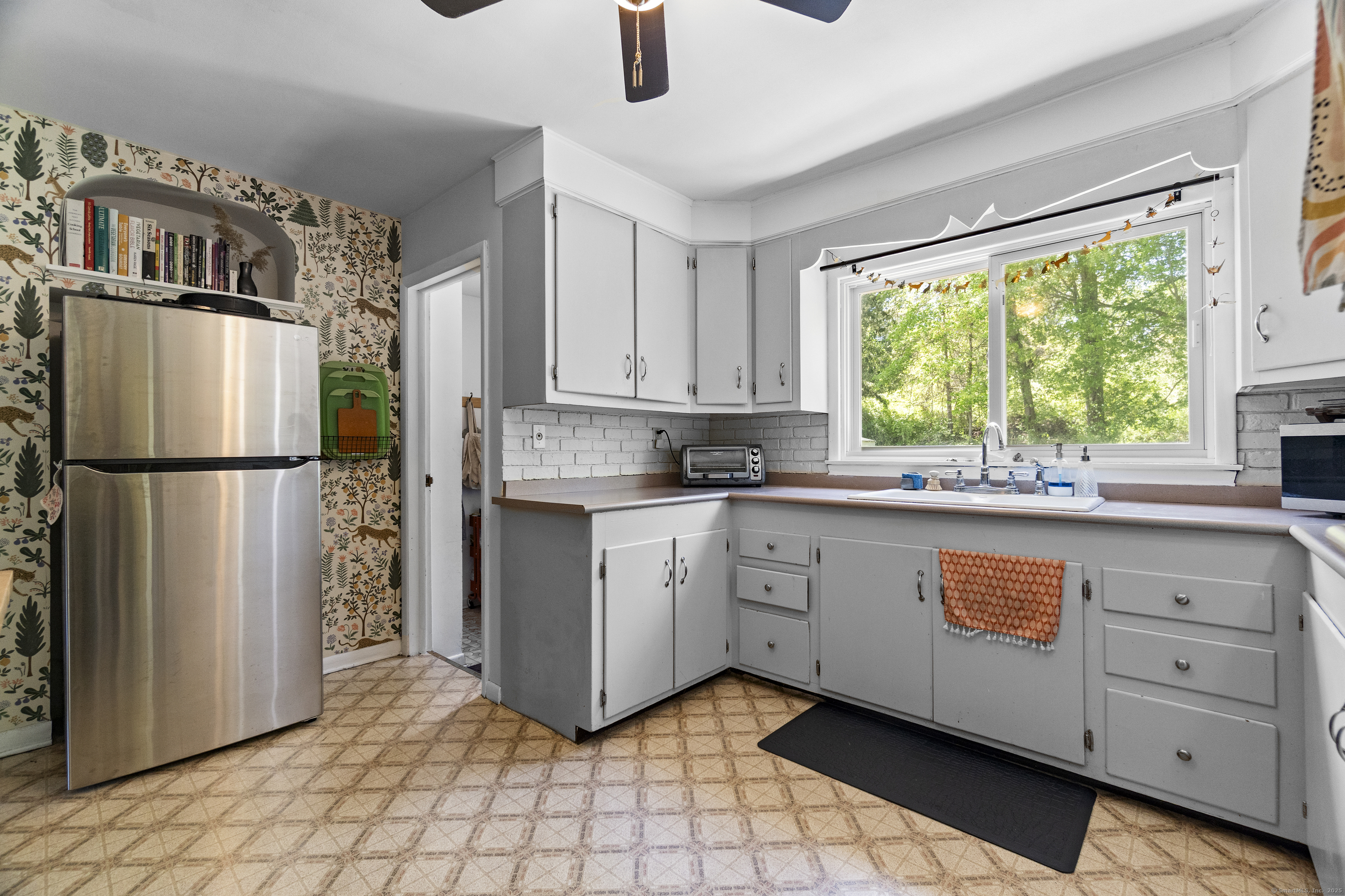 469 Wintergreen Avenue, Hamden, Connecticut image 9
