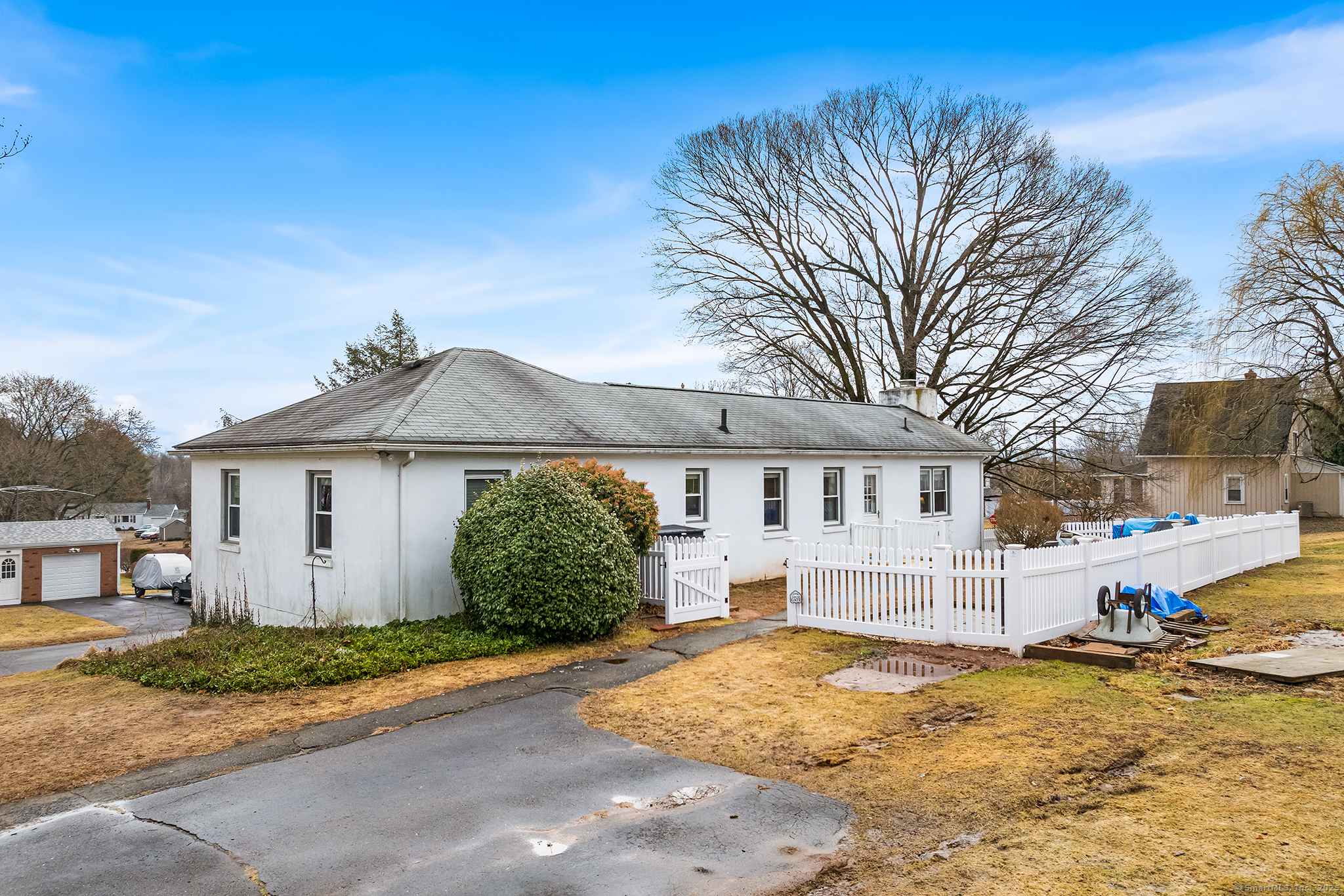 Gloria Road, Cromwell, Connecticut - 3 Bedrooms  
1 Bathrooms  
5 Rooms - 