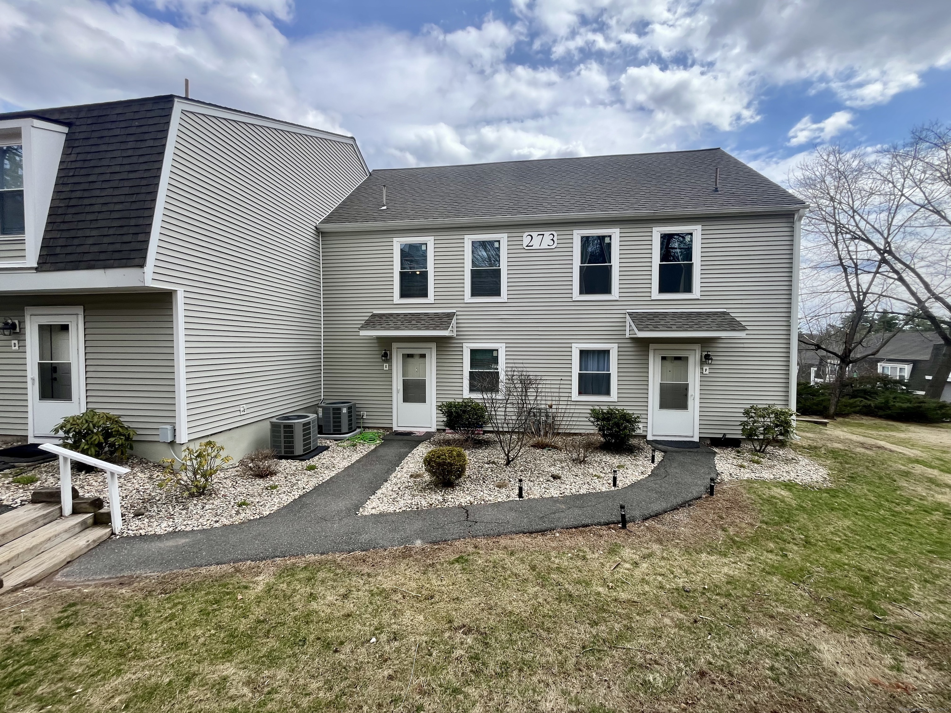 Brittany Farms Road Apt E, New Britain, Connecticut - 2 Bedrooms  
2 Bathrooms  
5 Rooms - 