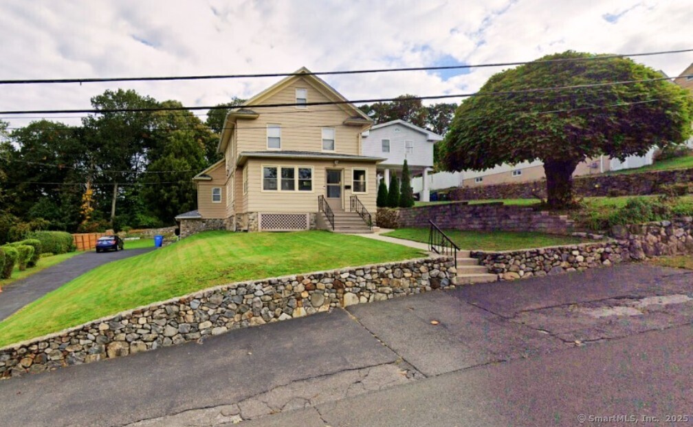 Kelsey Street, Waterbury, Connecticut - 4 Bedrooms  
2 Bathrooms  
9 Rooms - 