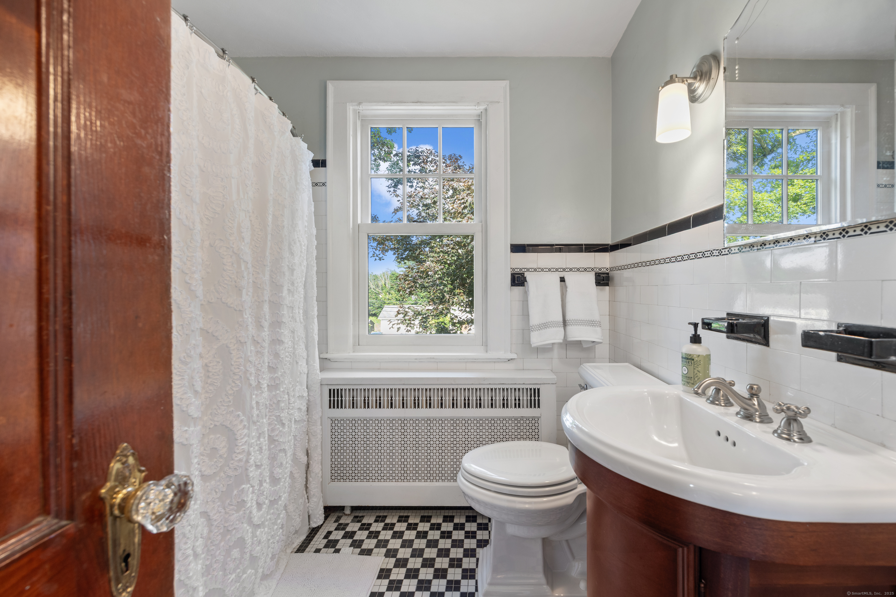 North Haven, Connecticut 06473, United States, 3 Bedrooms Bedrooms, ,2 BathroomsBathrooms,Residential,Pending,152307