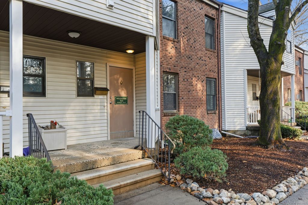 Photo of 135 Wellington Drive #135, Farmington, CT 06032 (MLS # 24141365)