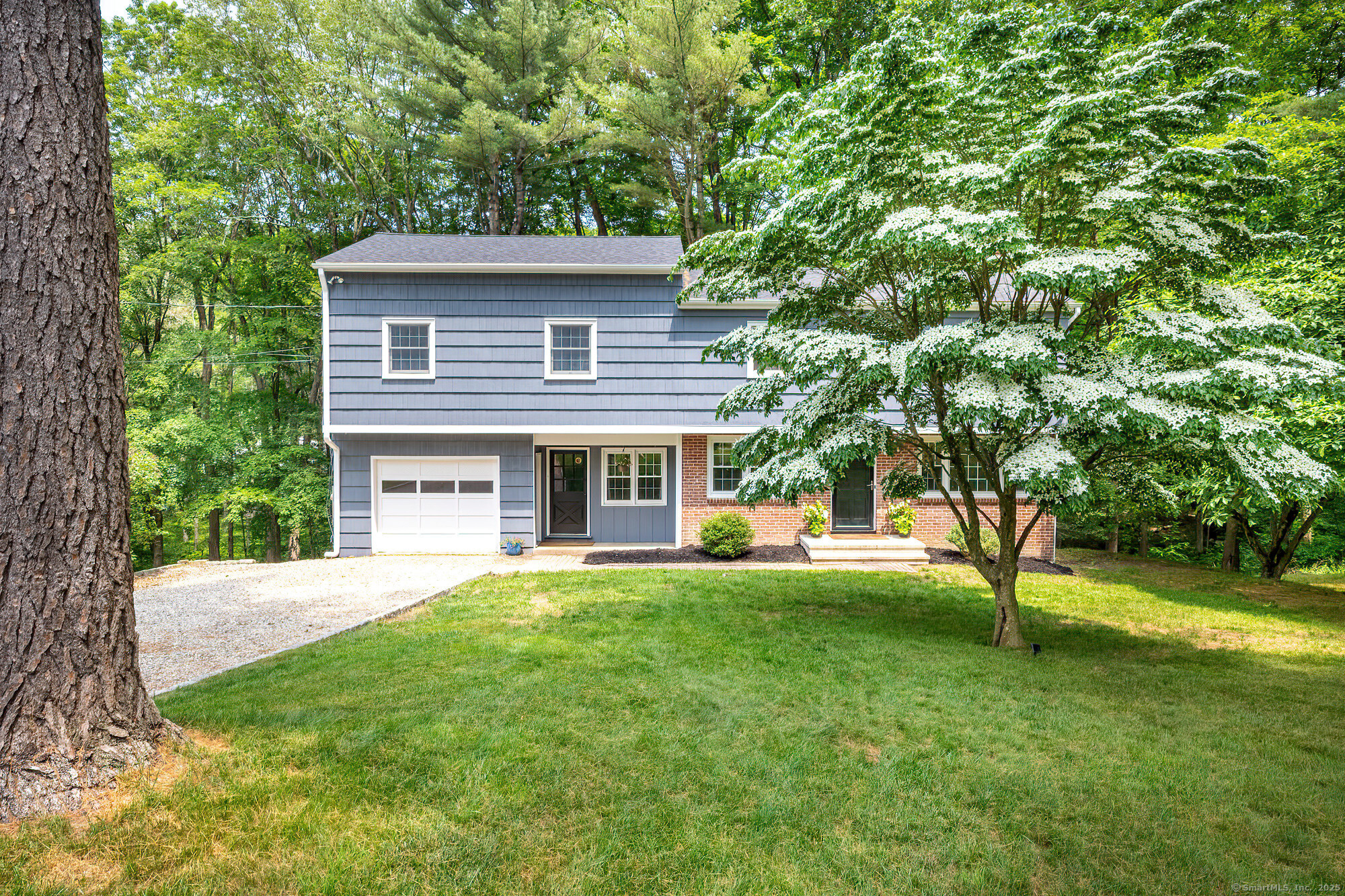 Aspen Mill Road, Ridgefield, Connecticut - 4 Bedrooms  
3 Bathrooms  
9 Rooms - 